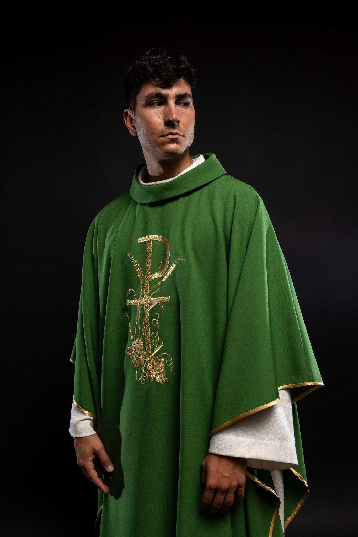 Casulla verde con bordado dorado Cruz KOR/026/01/12 ZIELONY - CASULLAS.ES