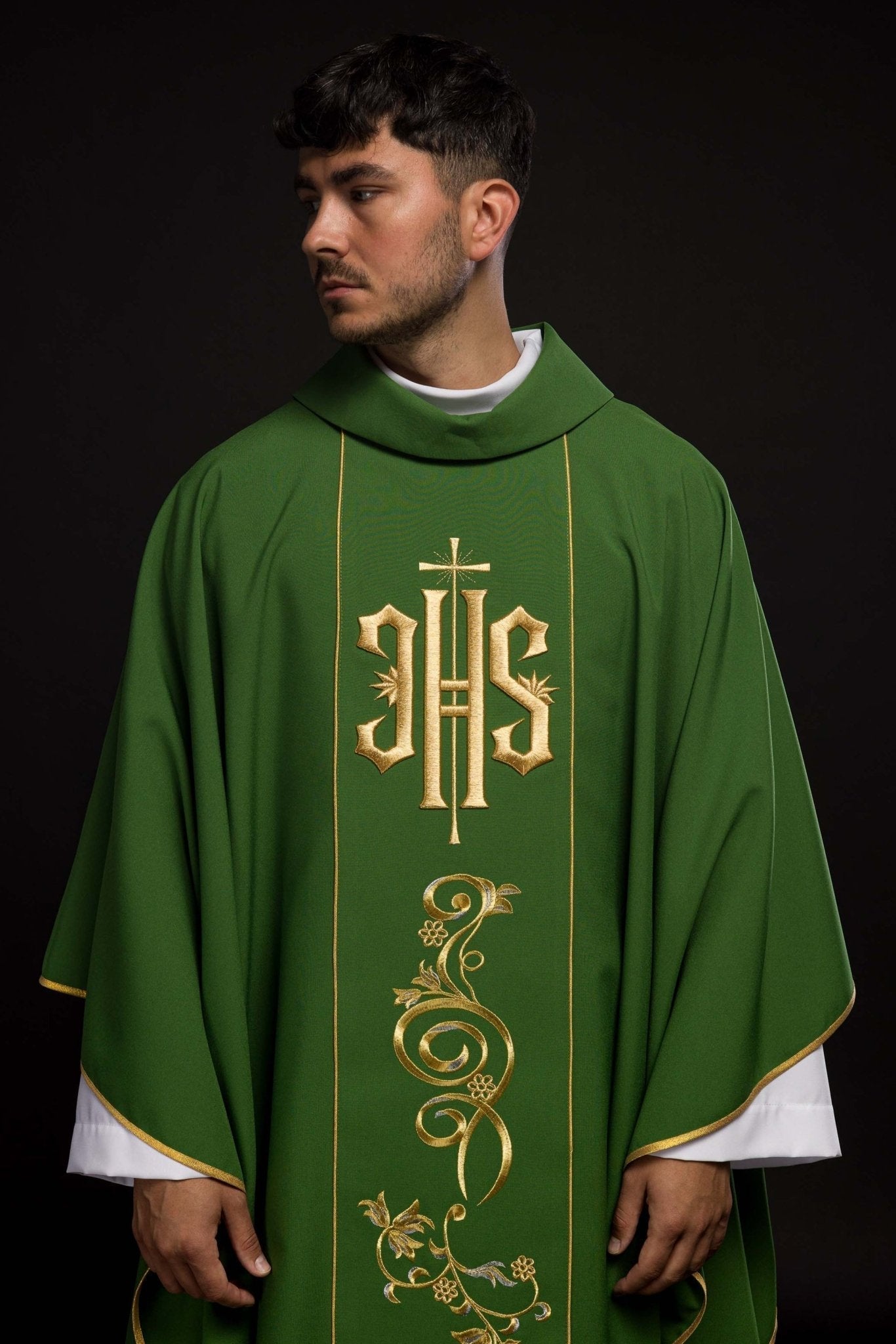 Casulla verde con bordado dorado IHS y adorno floral KOR/031/01/01 ZIELONY - CASULLAS.ES