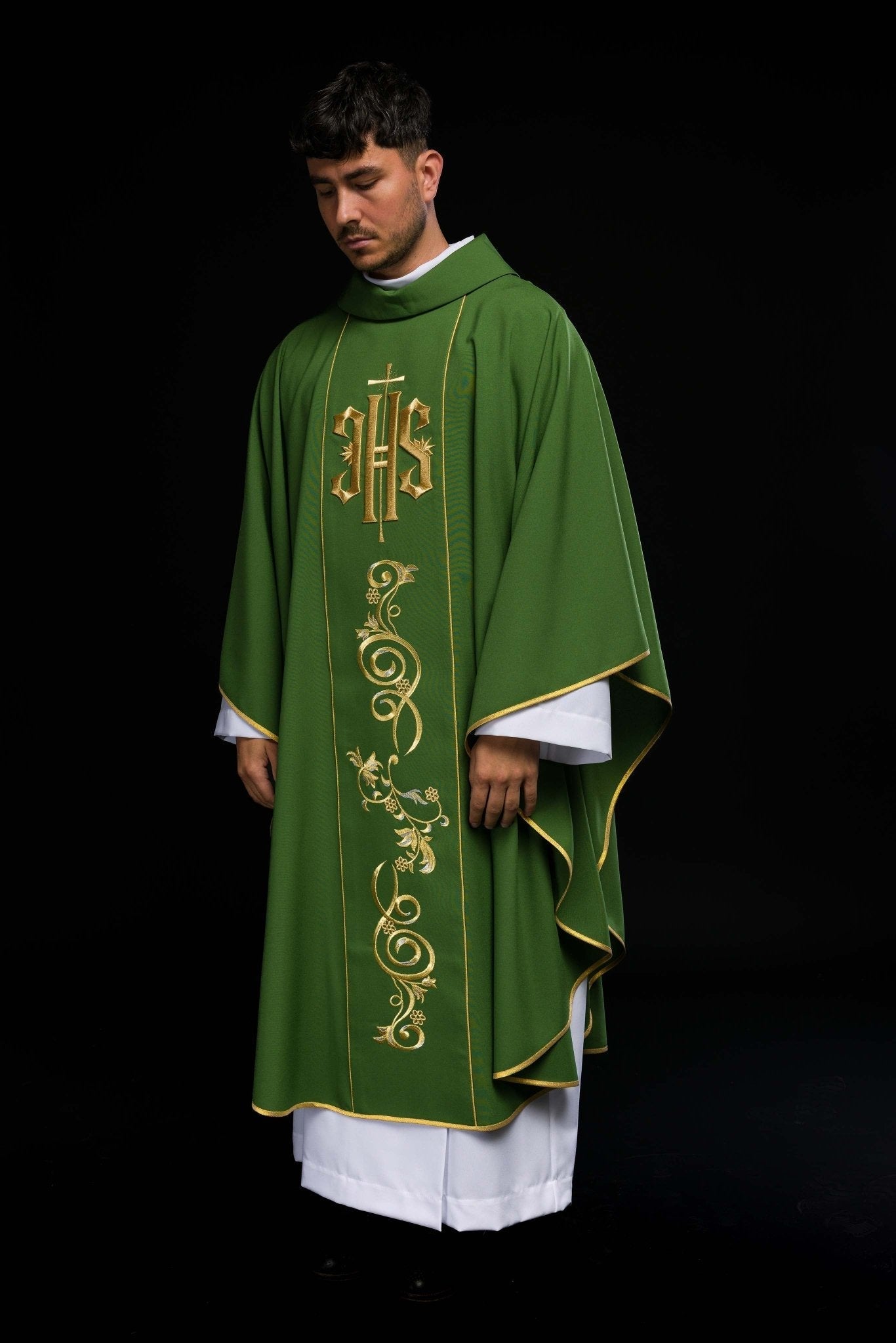 Casulla verde con bordado dorado IHS y adorno floral KOR/031/01/01 ZIELONY - CASULLAS.ES