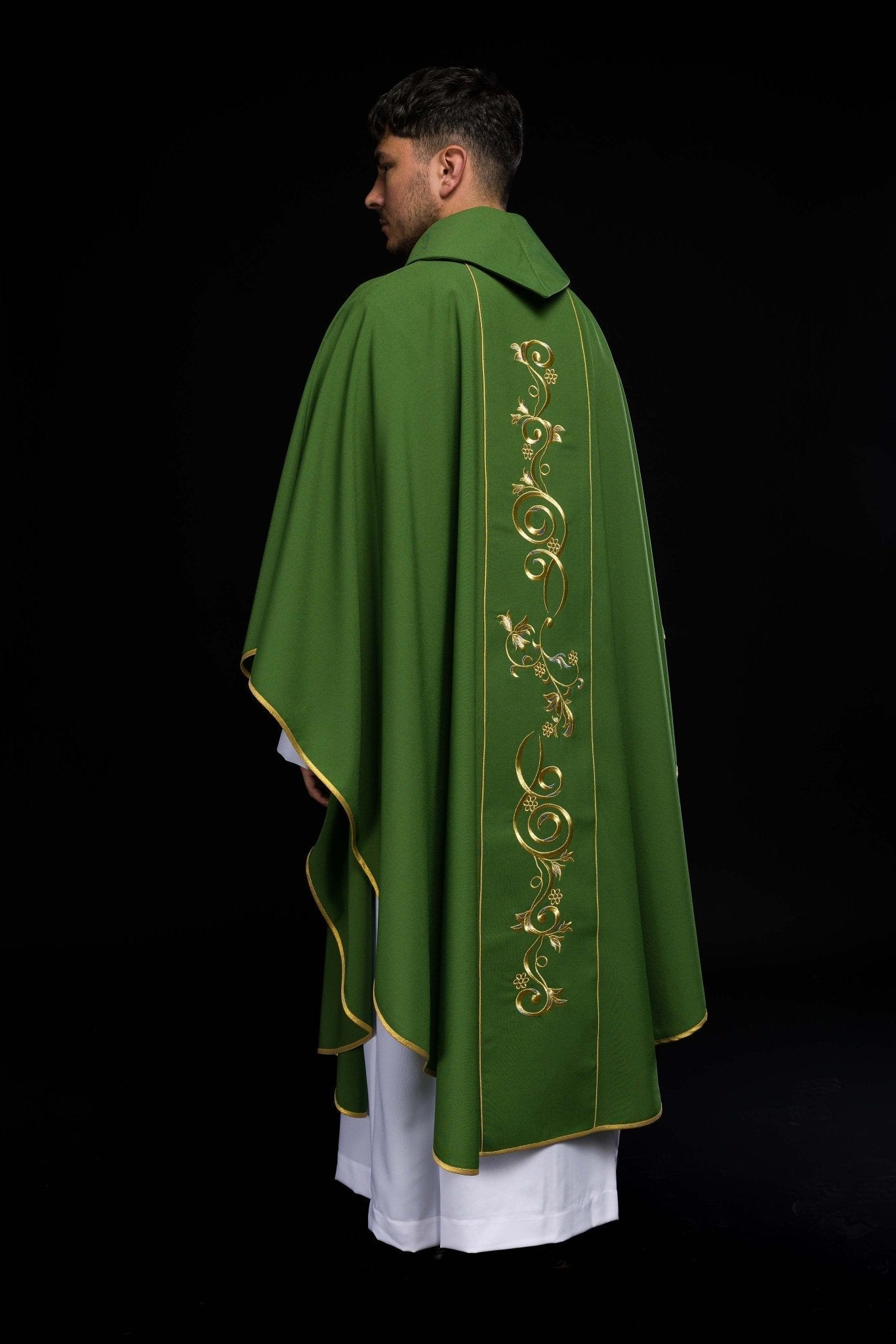 Casulla verde con bordado dorado IHS y adorno floral KOR/031/01/01 ZIELONY - CASULLAS.ES