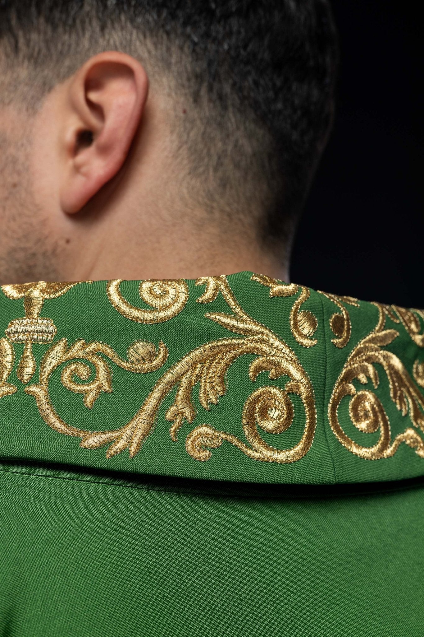 Casulla verde con bordado Floral e IHS KOR/157/01/01 ZIELONY - CASULLAS.ES