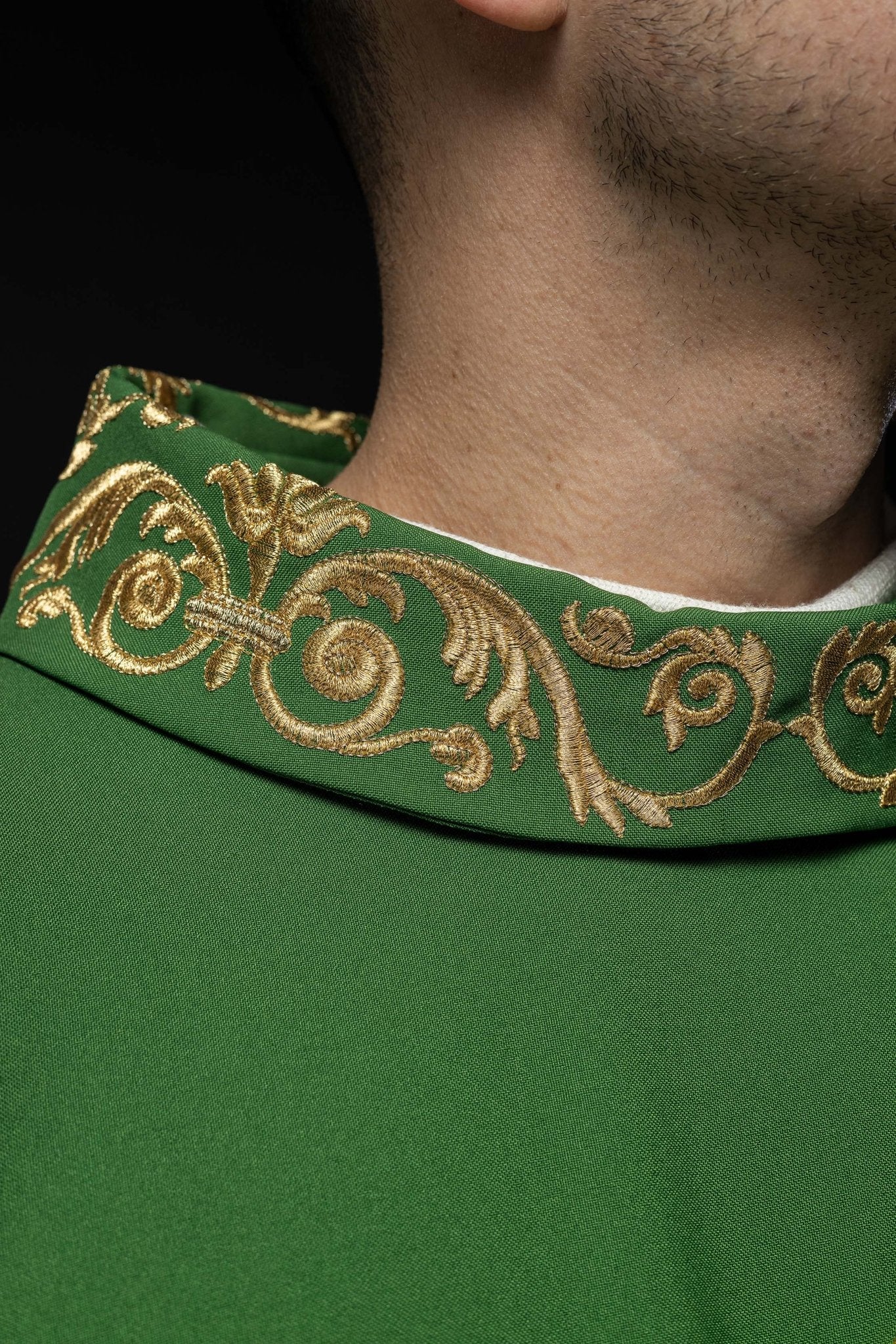 Casulla verde con bordado Floral e IHS KOR/157/01/01 ZIELONY - CASULLAS.ES