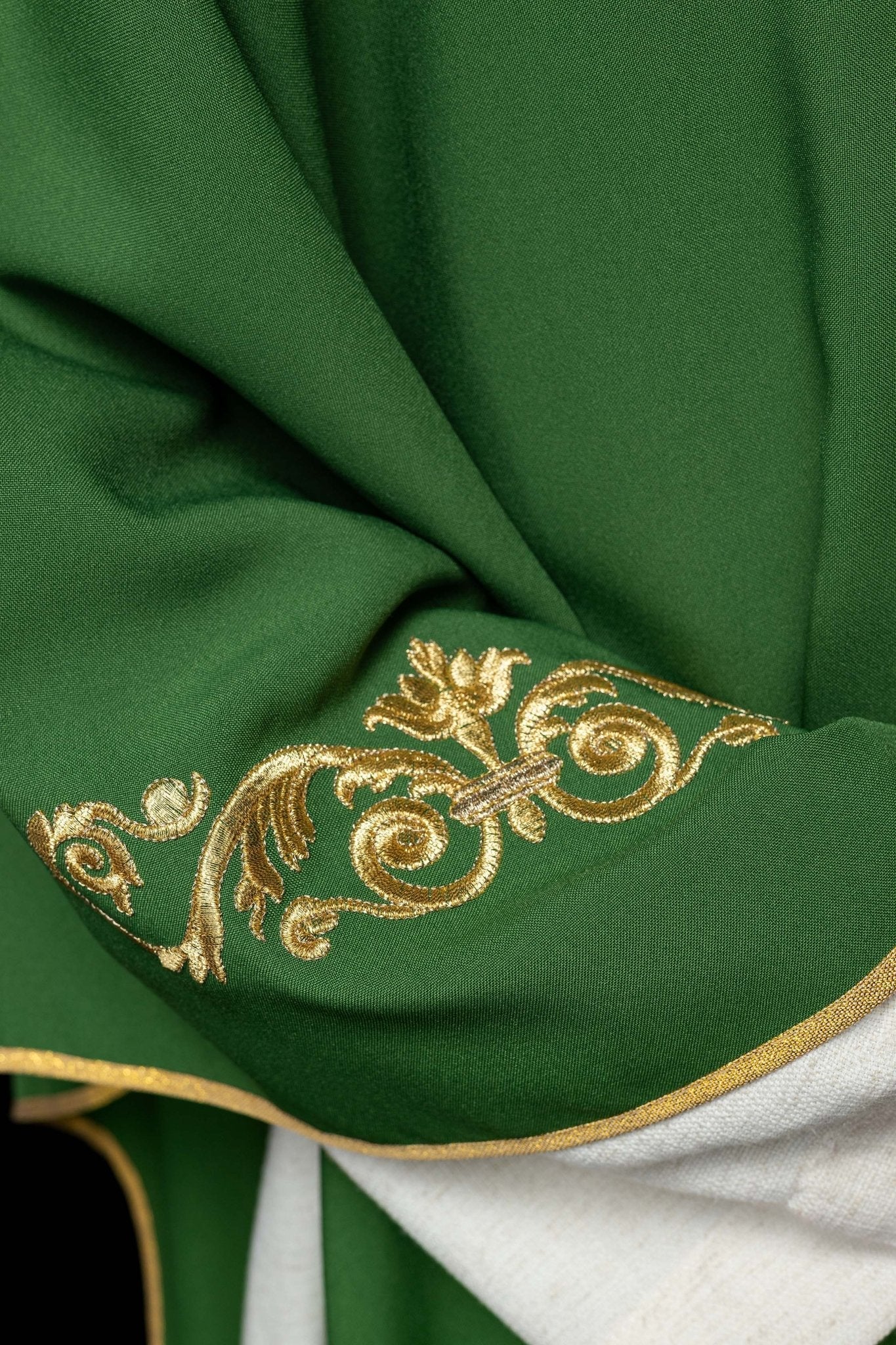 Casulla verde con bordado Floral e IHS KOR/157/01/01 ZIELONY - CASULLAS.ES