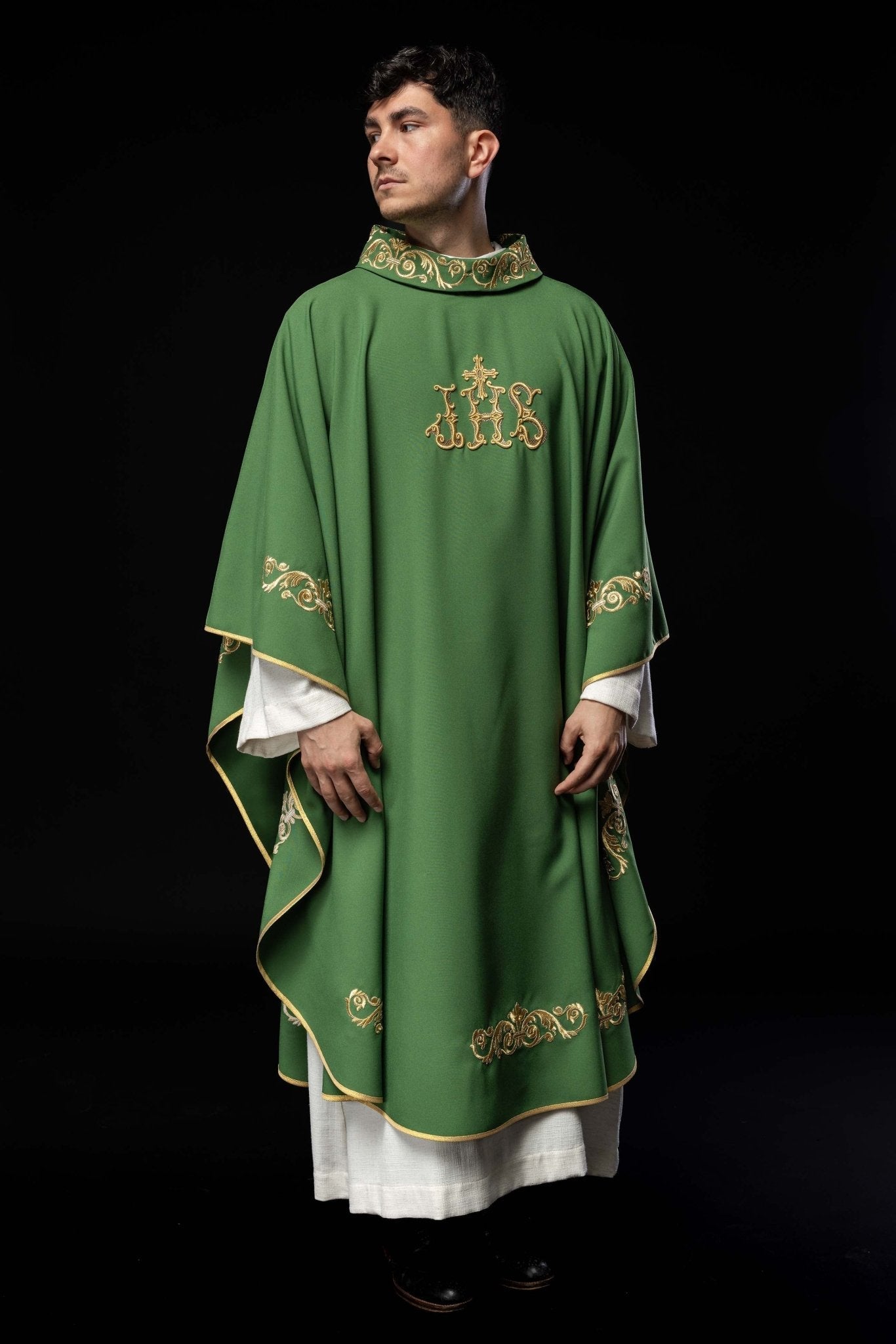 Casulla verde con bordado Floral e IHS KOR/157/01/01 ZIELONY - CASULLAS.ES