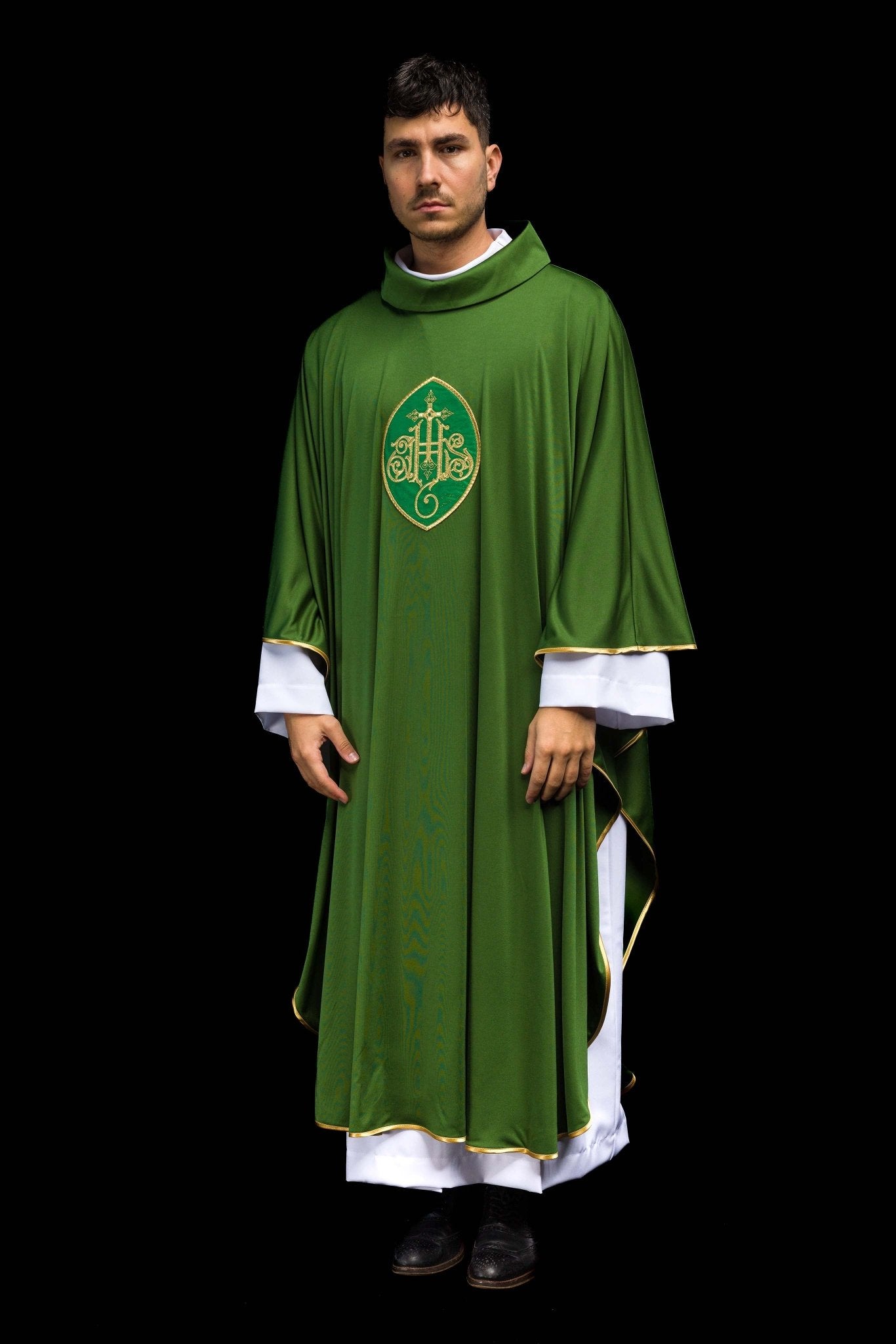 Casulla verde con bordado IHS; tejido de punto KOR/388/01/78 - CASULLAS.ES