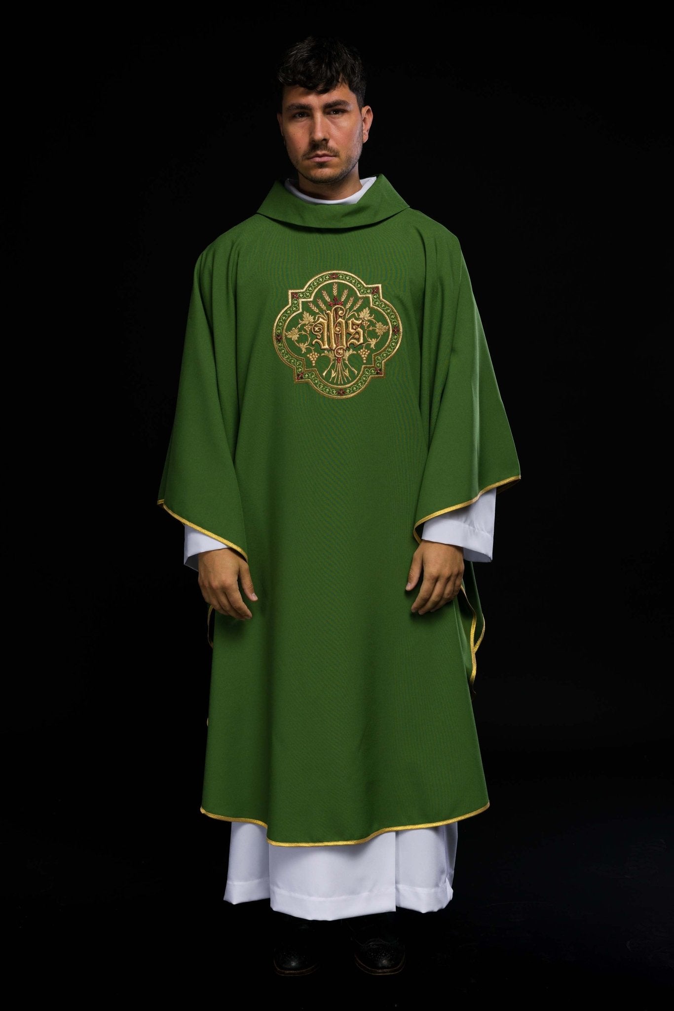 Casulla verde con bordados IHS y PAX KOR/119/01/01 ZIELONY - CASULLAS.ES