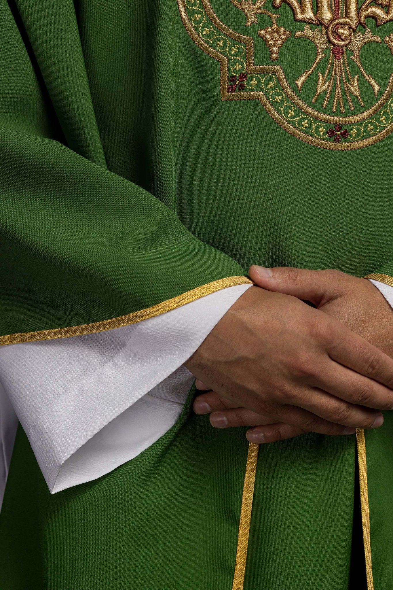 Casulla verde con bordados IHS y PAX KOR/119/01/01 ZIELONY - CASULLAS.ES