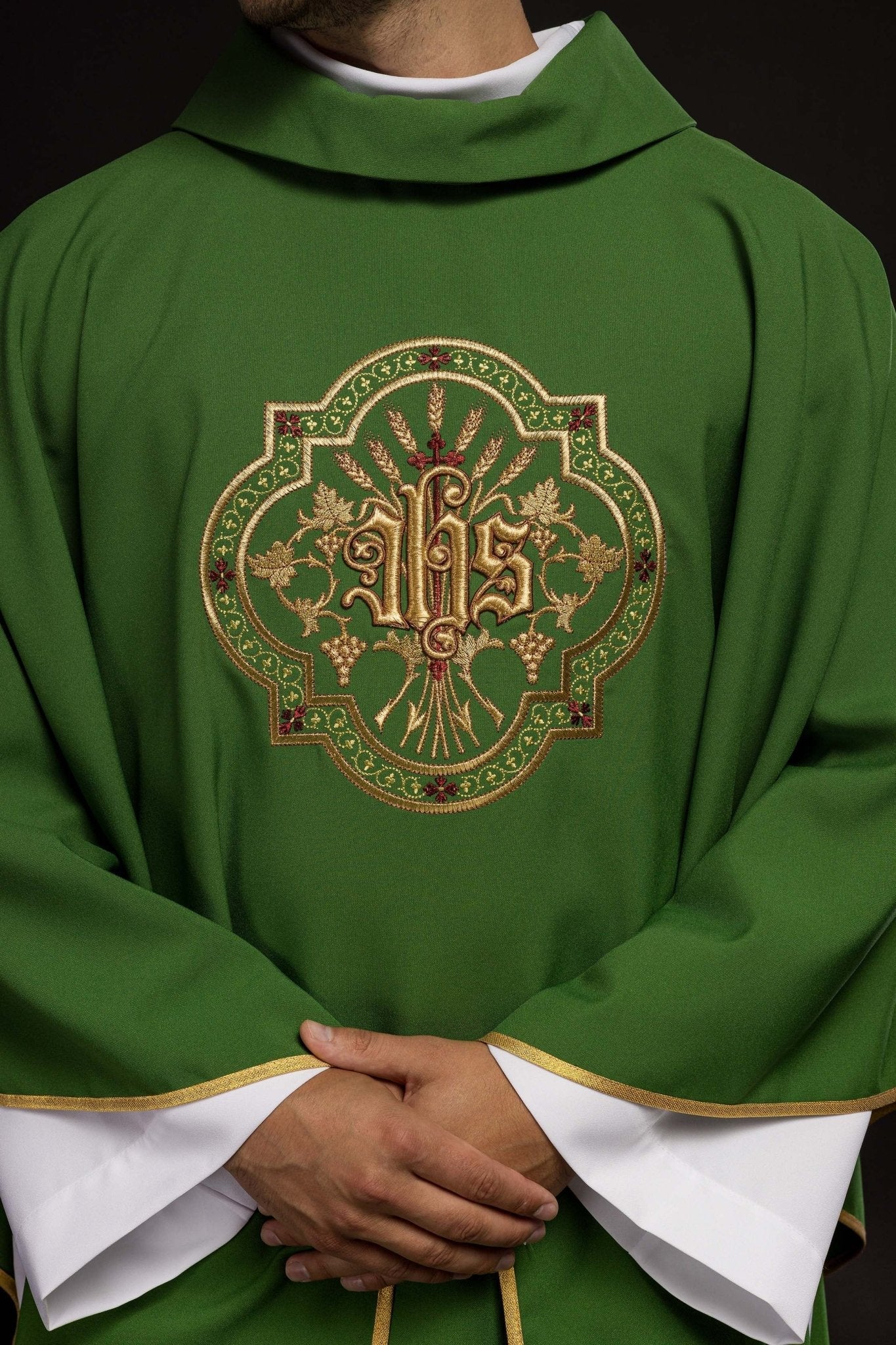 Casulla verde con bordados IHS y PAX KOR/119/01/01 ZIELONY - CASULLAS.ES