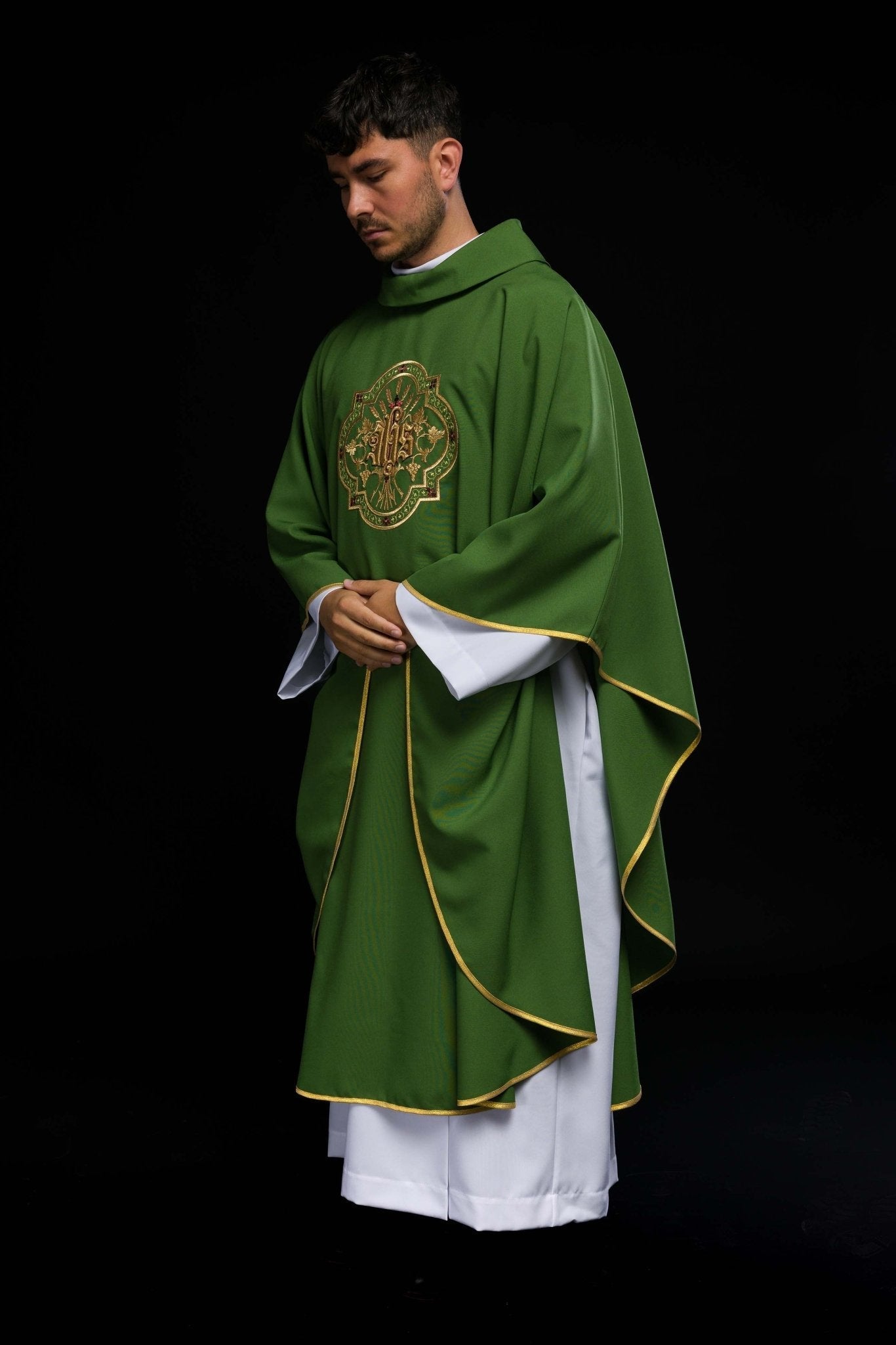 Casulla verde con bordados IHS y PAX KOR/119/01/01 ZIELONY - CASULLAS.ES