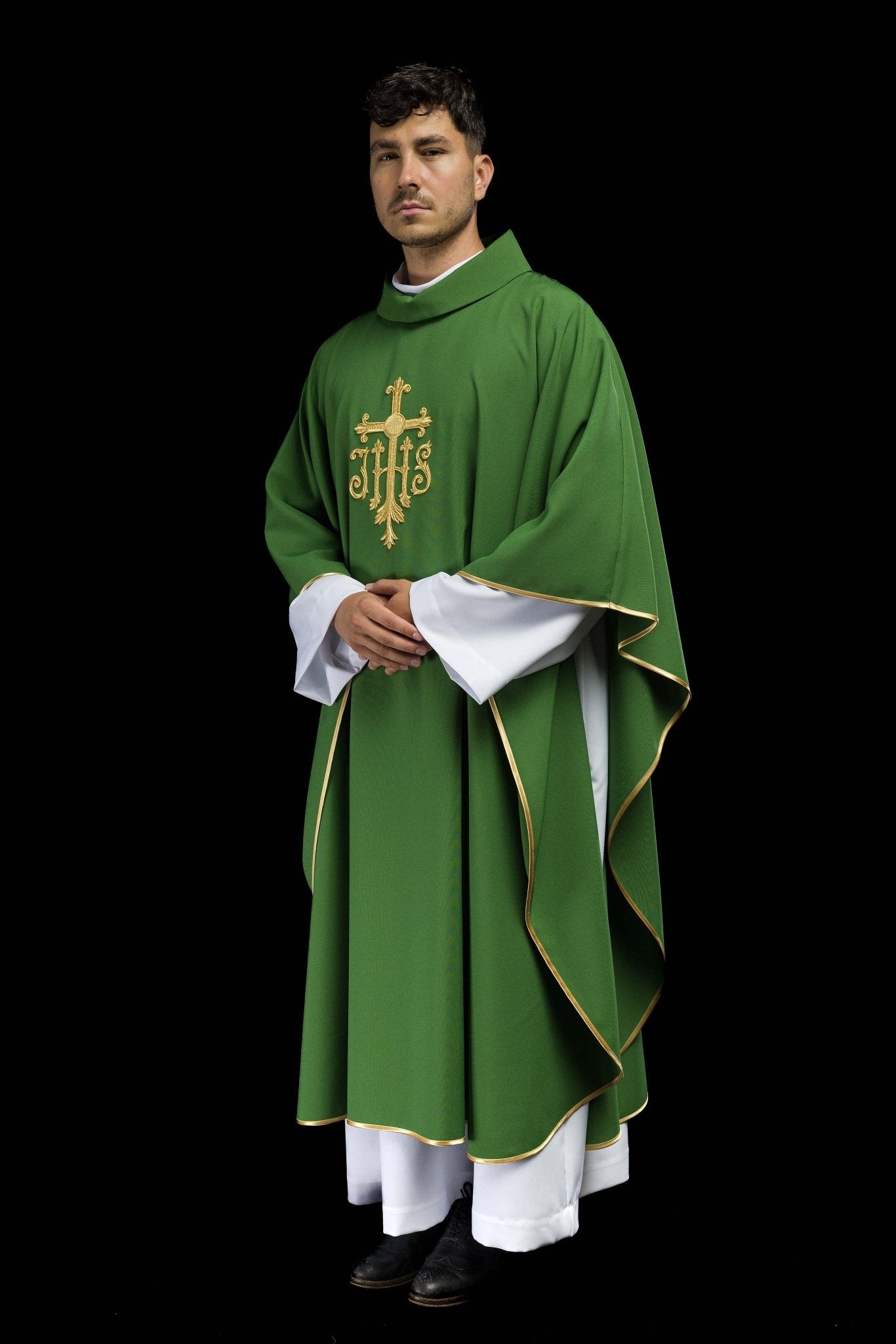 Casulla verde con convexo bordado IHS KOR/255/01/12 - CASULLAS.ES