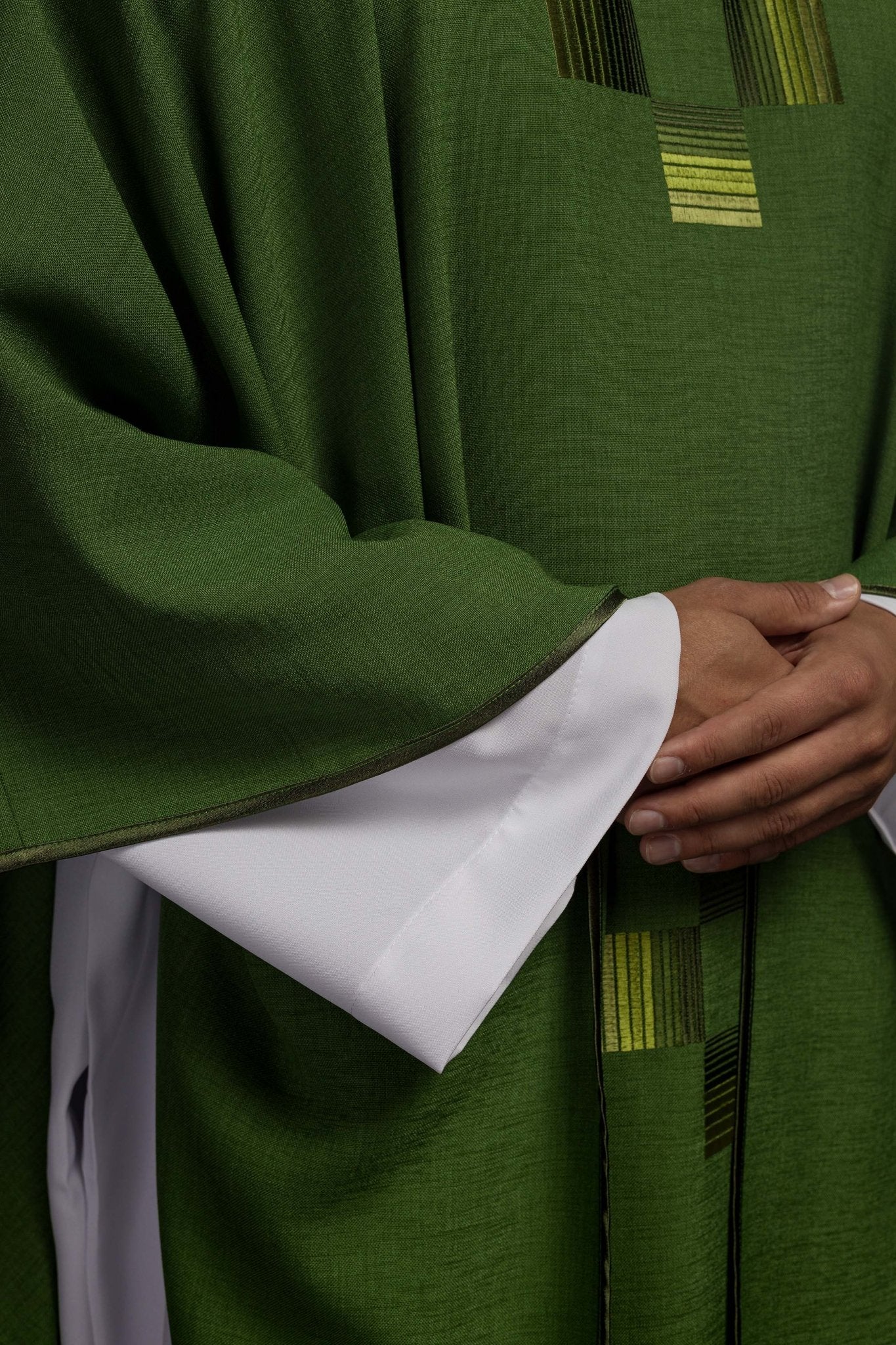 Casulla verde con cruces bordadas HA7033 - 01 ZIELONY - CASULLAS.ES