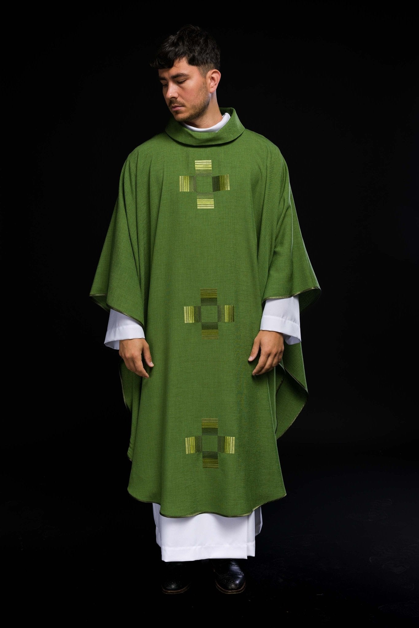 Casulla verde con cruces bordadas HA7033 - 01 ZIELONY - CASULLAS.ES