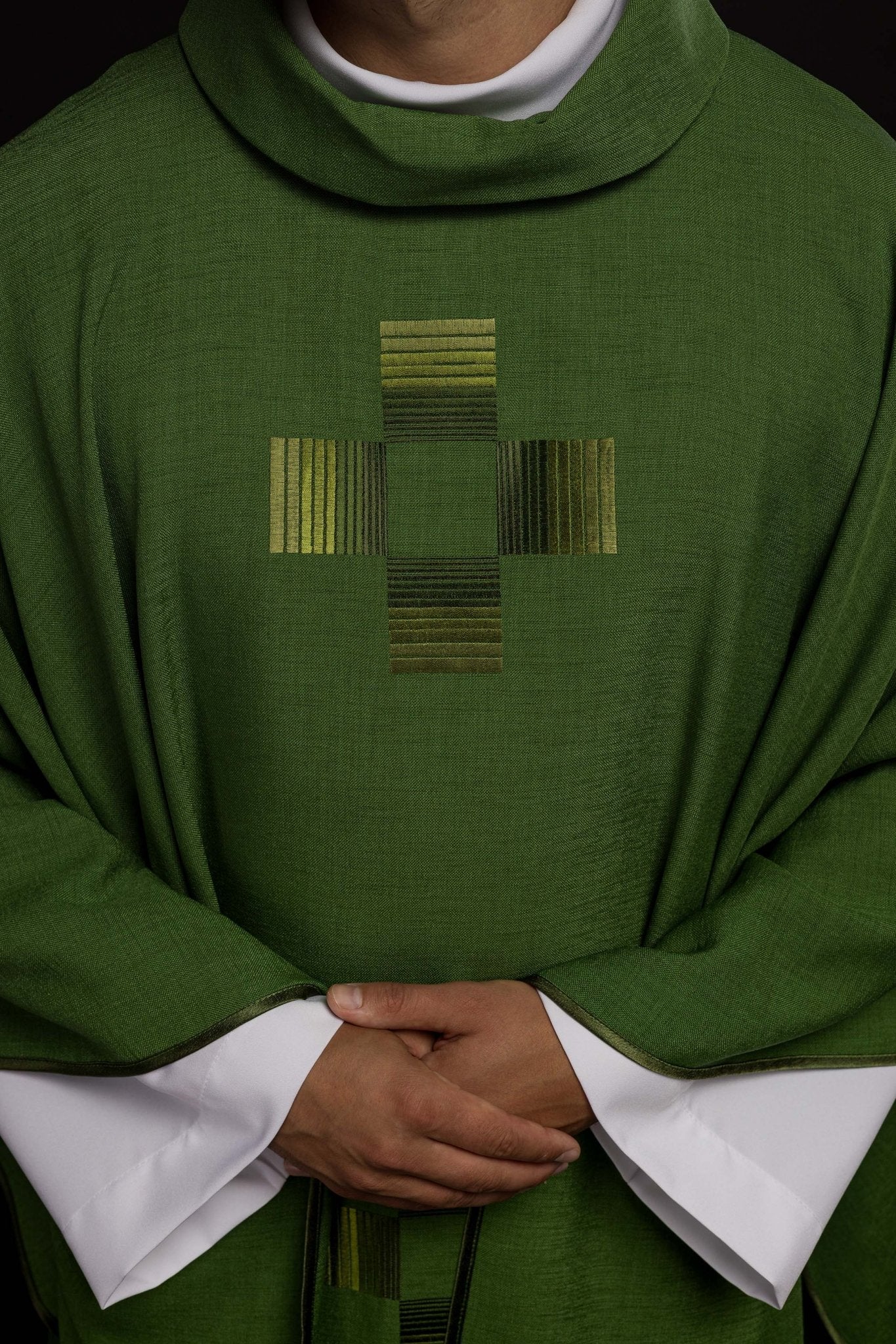 Casulla verde con cruces bordadas HA7033 - 01 ZIELONY - CASULLAS.ES