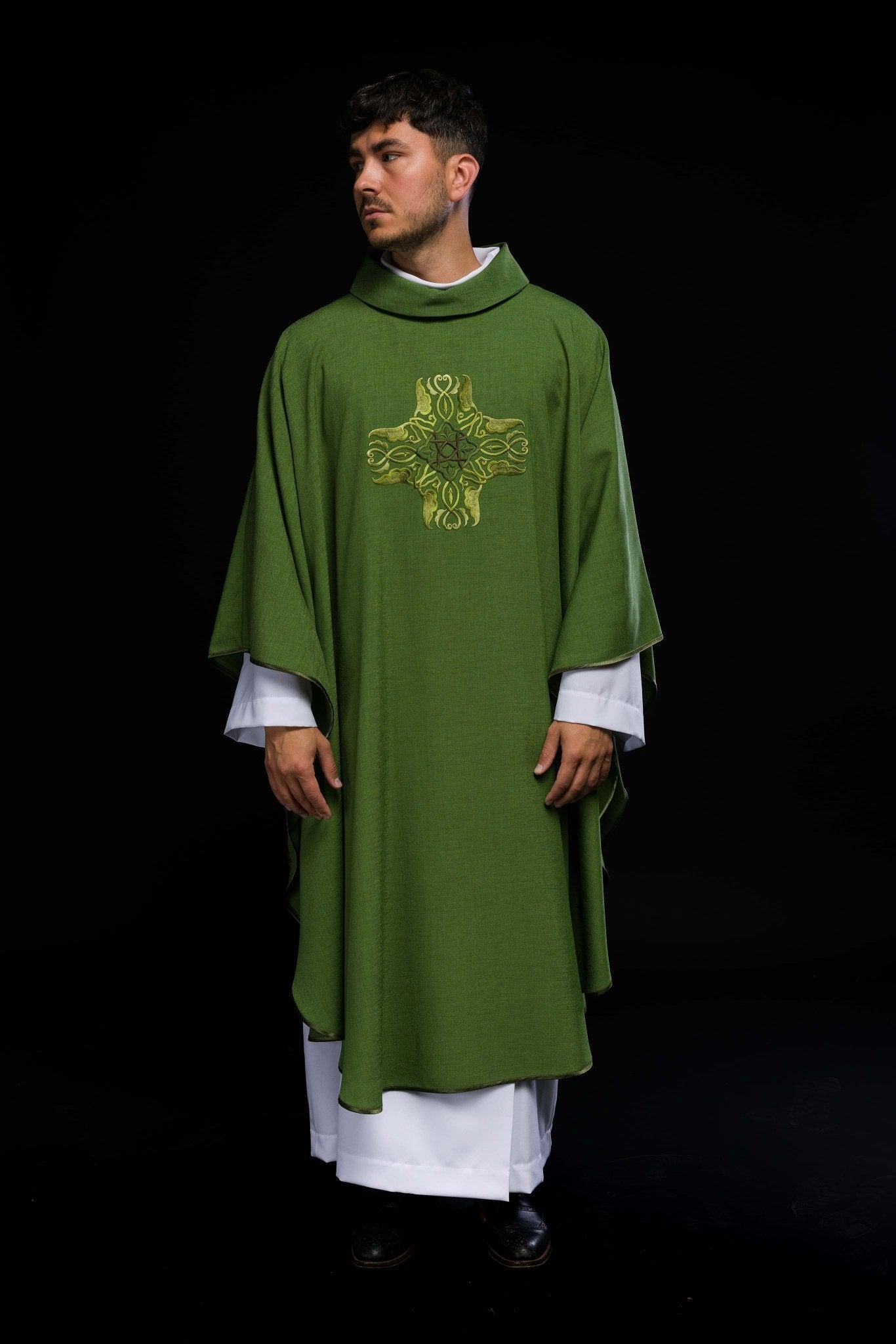 Casulla verde con Cruz bordado HA7035 - 01 ZIELONY - CASULLAS.ES