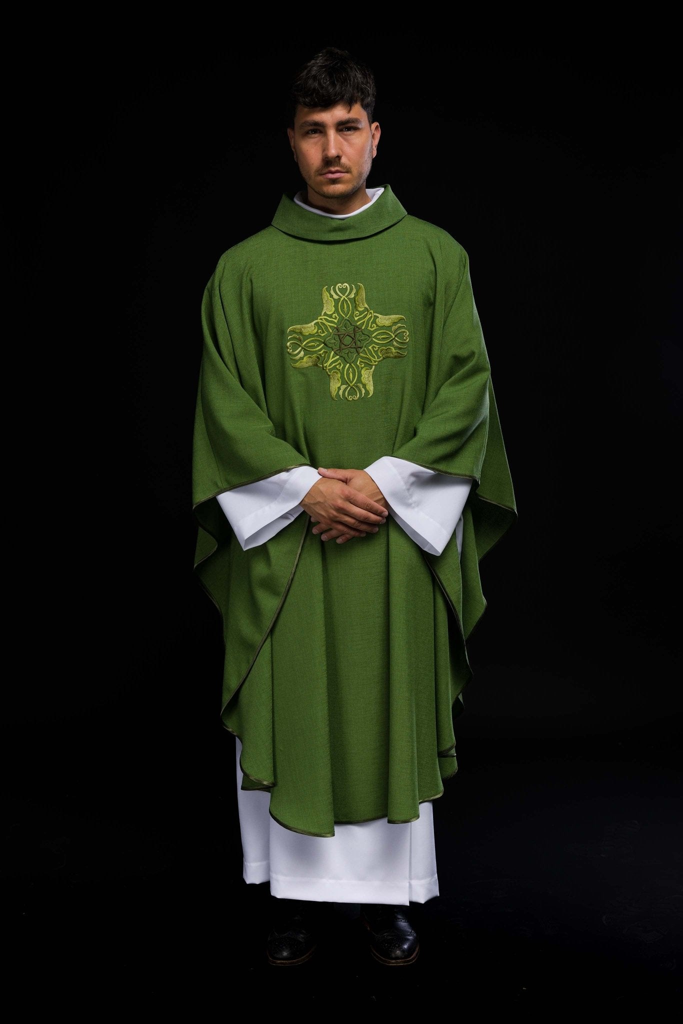 Casulla verde con Cruz bordado HA7035 - 01 ZIELONY - CASULLAS.ES