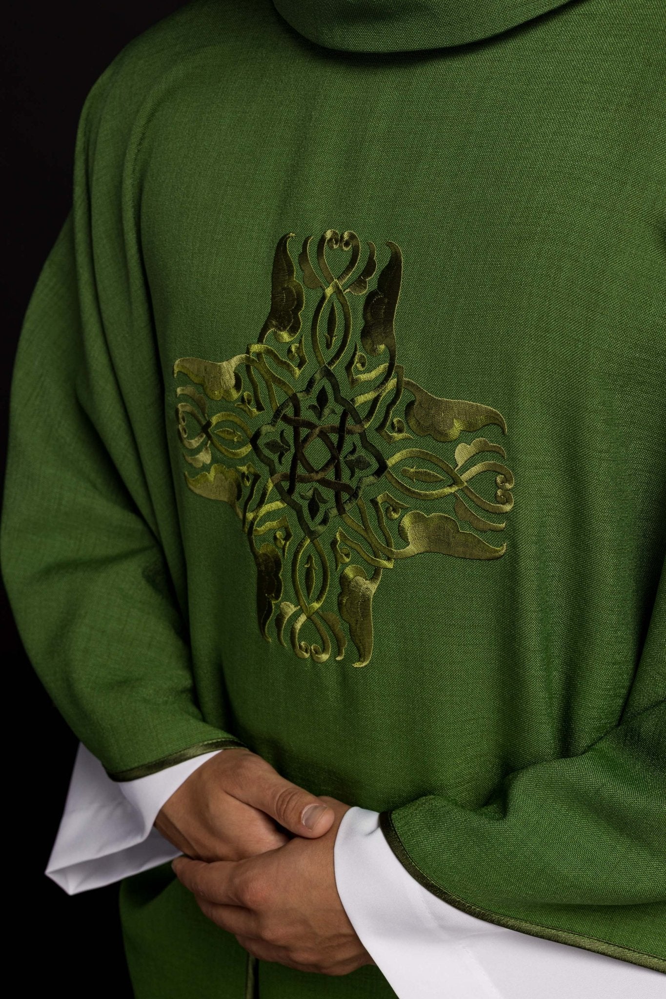 Casulla verde con Cruz bordado HA7035 - 01 ZIELONY - CASULLAS.ES