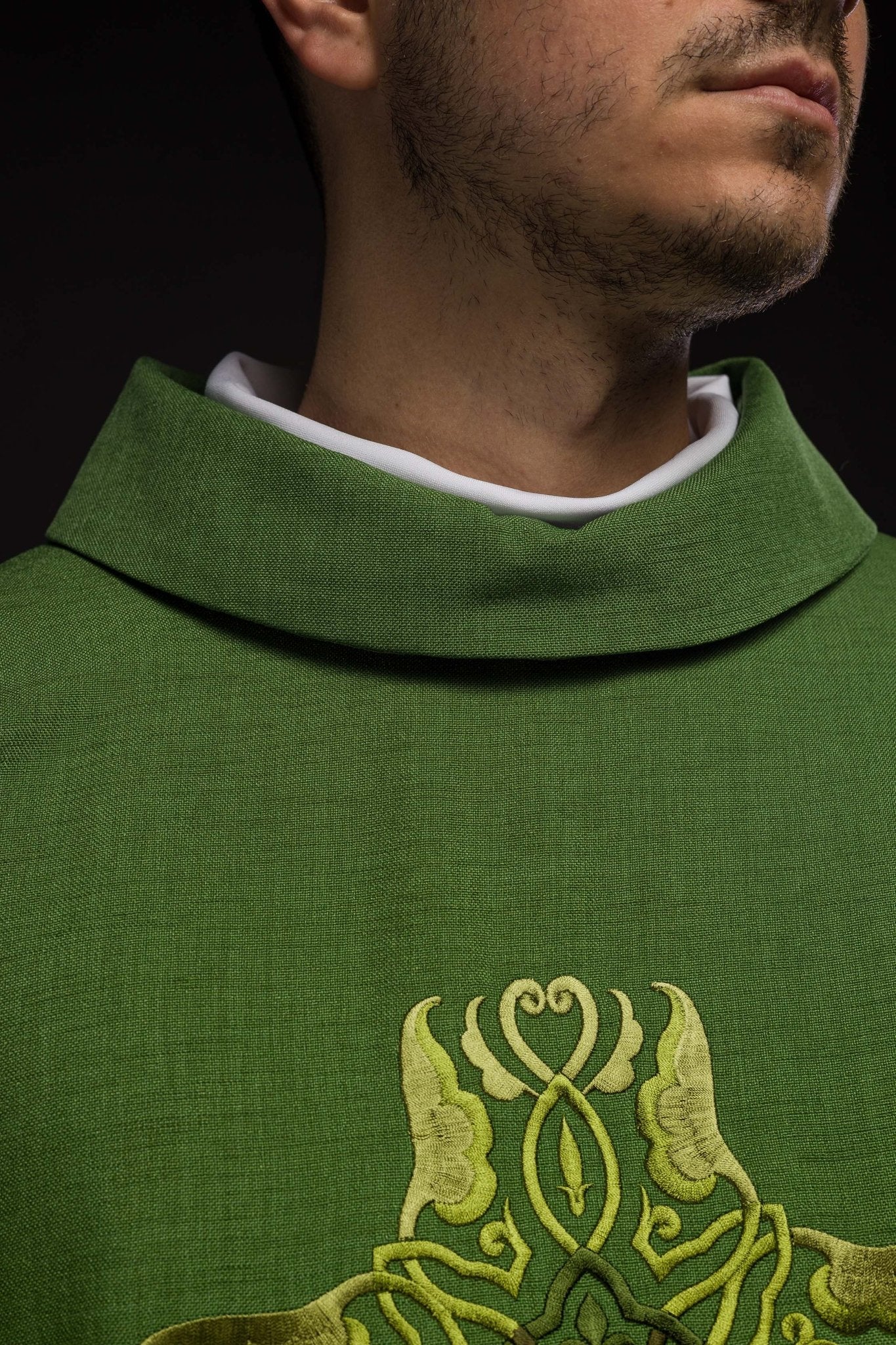 Casulla verde con Cruz bordado HA7035 - 01 ZIELONY - CASULLAS.ES