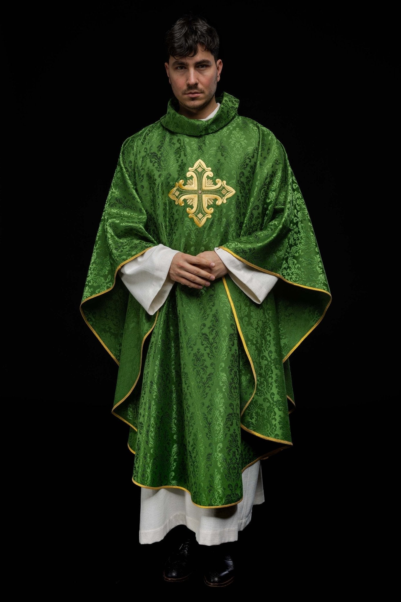 Casulla verde con cruz cosida en tela estampada HIT/197007/01/67 ZIELONY - CASULLAS.ES