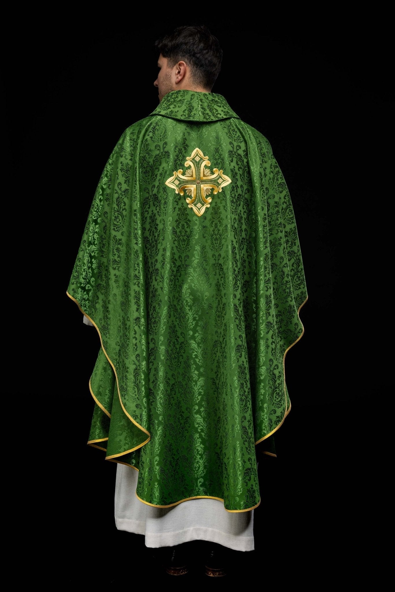 Casulla verde con cruz cosida en tela estampada HIT/197007/01/67 ZIELONY - CASULLAS.ES