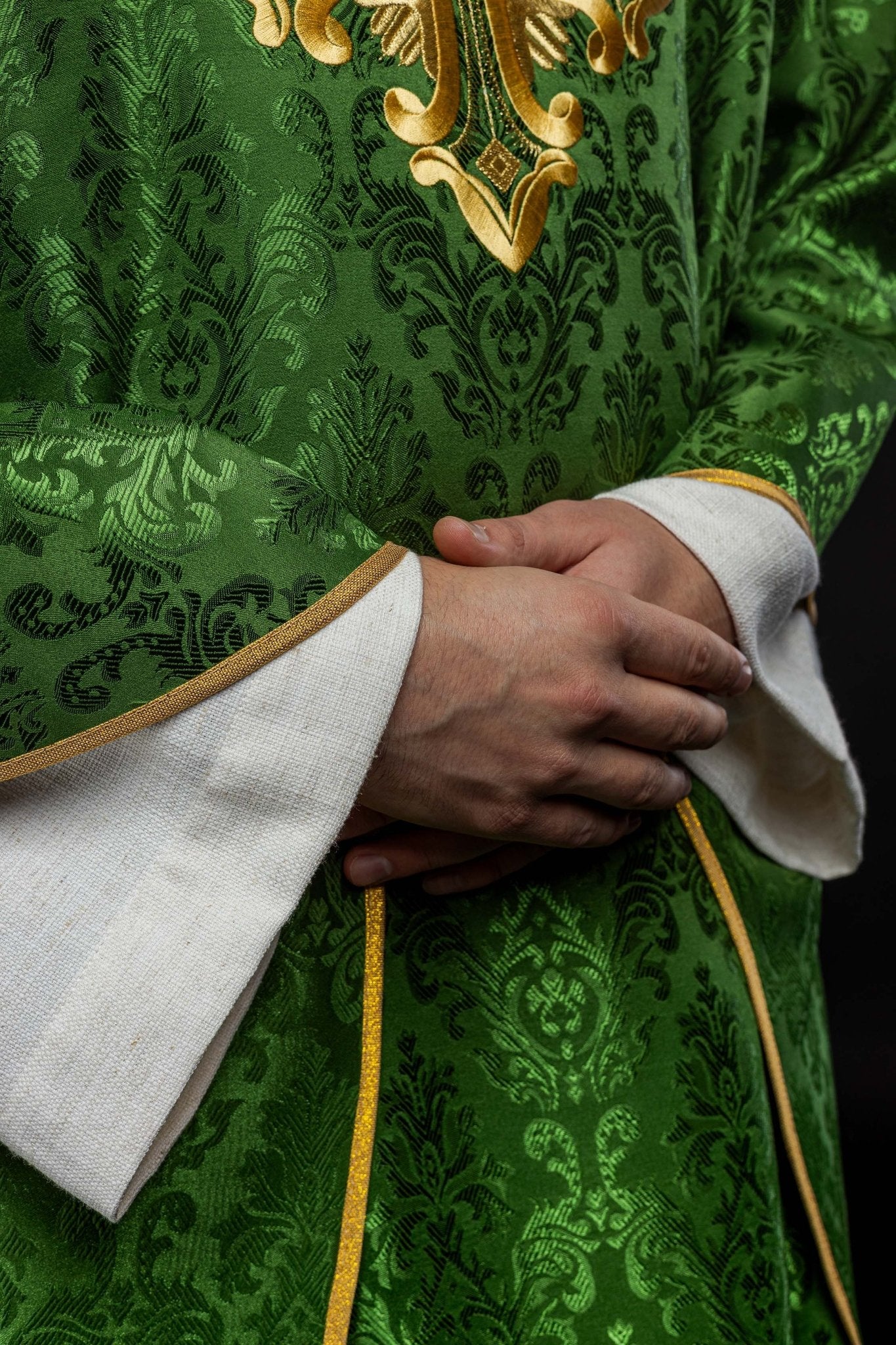 Casulla verde con cruz cosida en tela estampada HIT/197007/01/67 ZIELONY - CASULLAS.ES