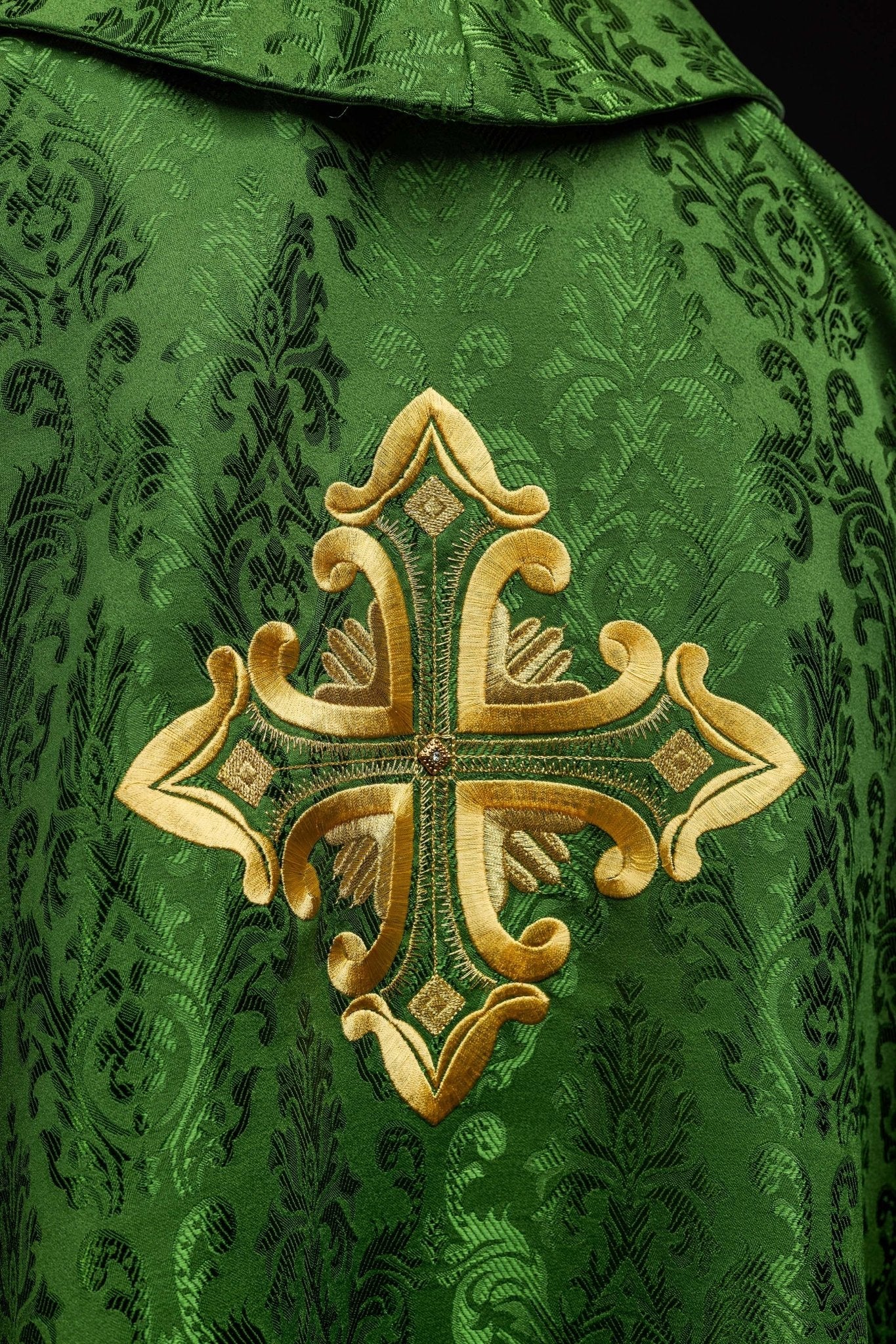 Casulla verde con cruz cosida en tela estampada HIT/197007/01/67 ZIELONY - CASULLAS.ES