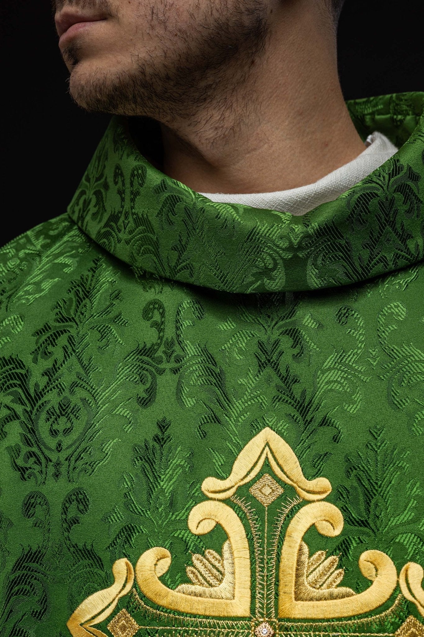 Casulla verde con cruz cosida en tela estampada HIT/197007/01/67 ZIELONY - CASULLAS.ES