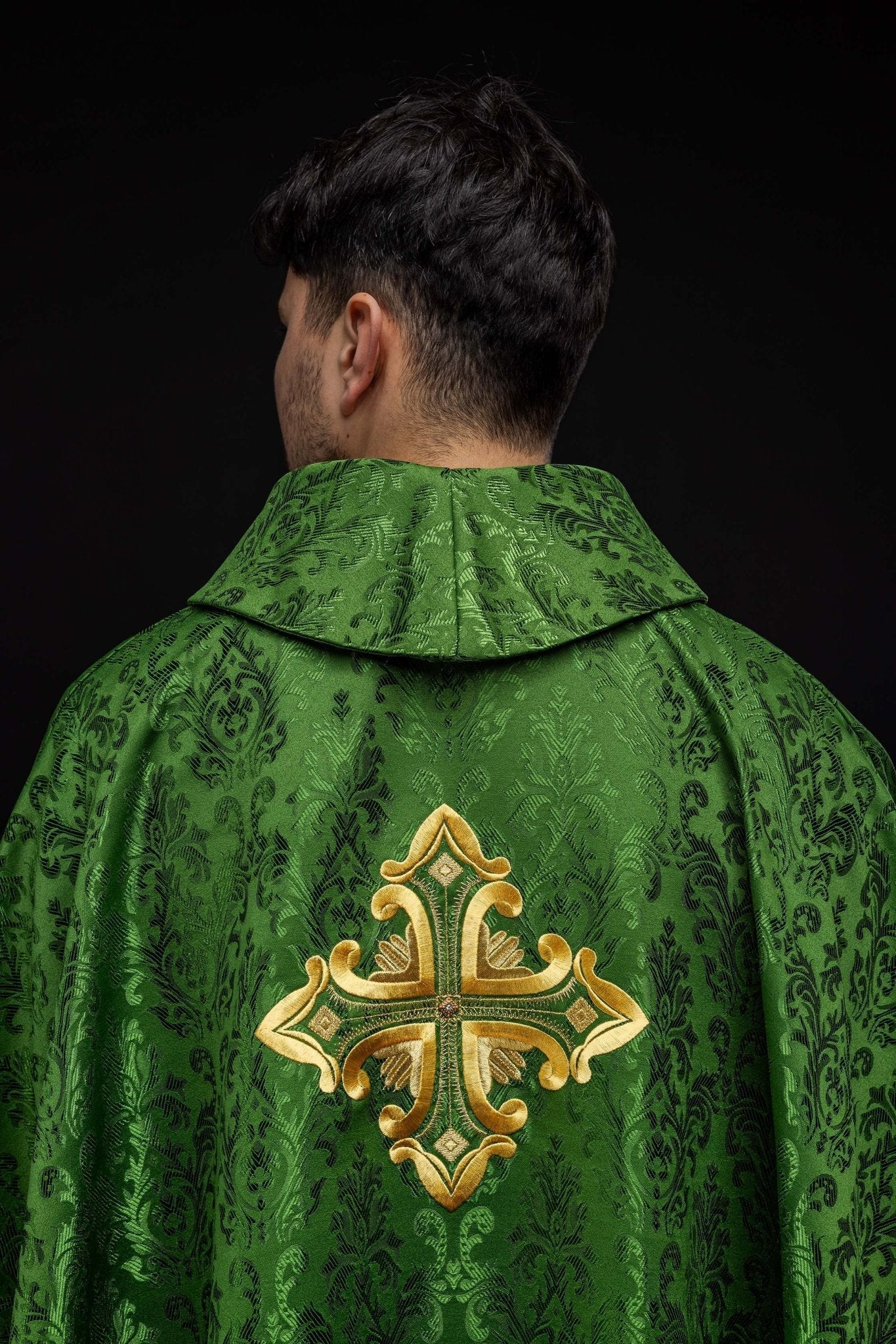 Casulla verde con cruz cosida en tela estampada HIT/197007/01/67 ZIELONY - CASULLAS.ES