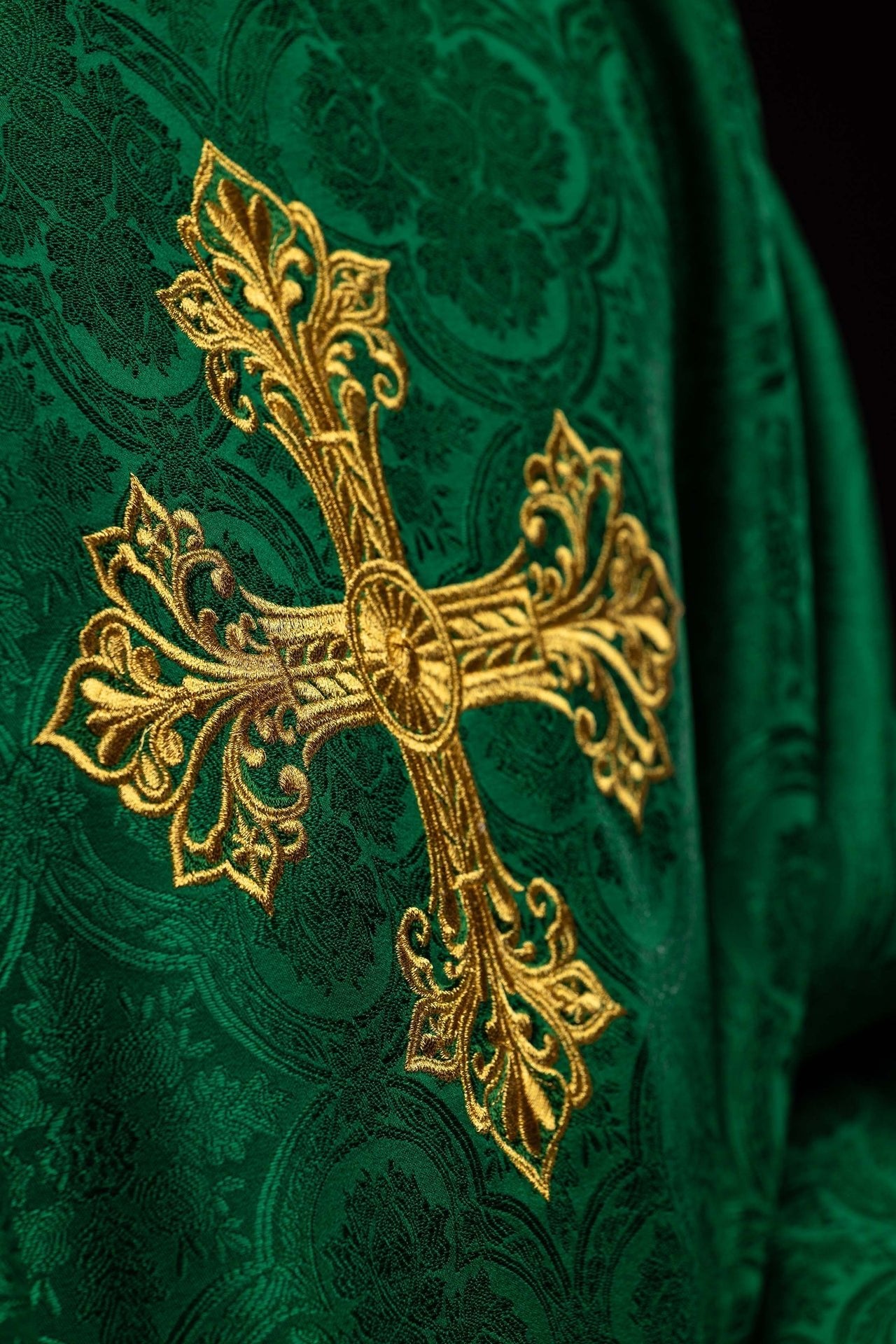 Casulla verde con cruz de tejido jacquard KOR/403/01/11 - CASULLAS.ES