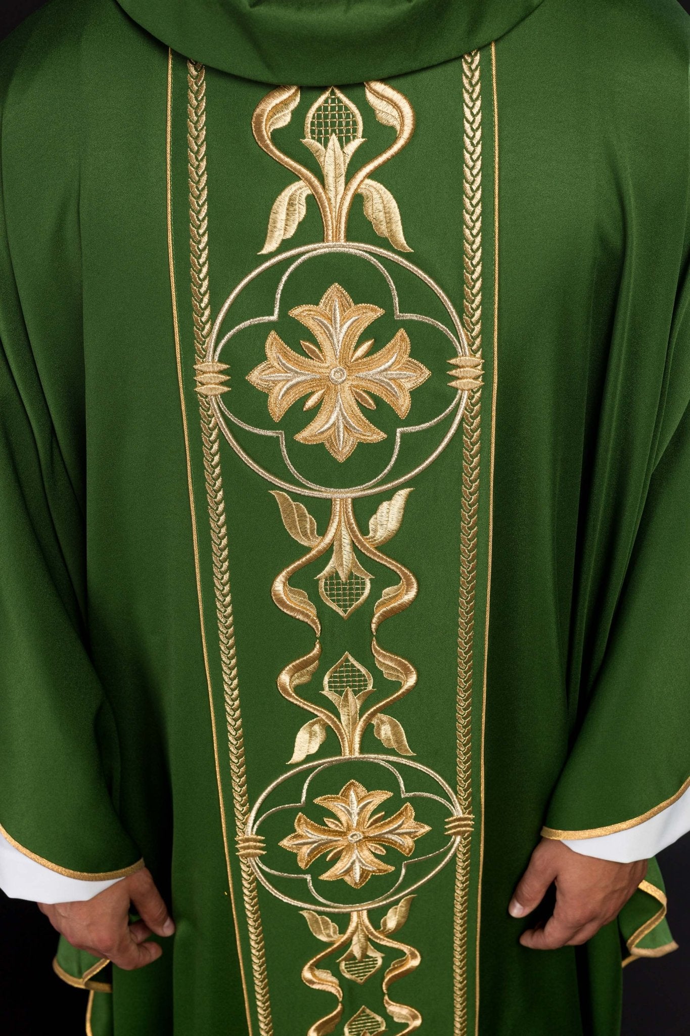 Casulla verde con galón ricamente bordado KOR/267/01/53 - CASULLAS.ES