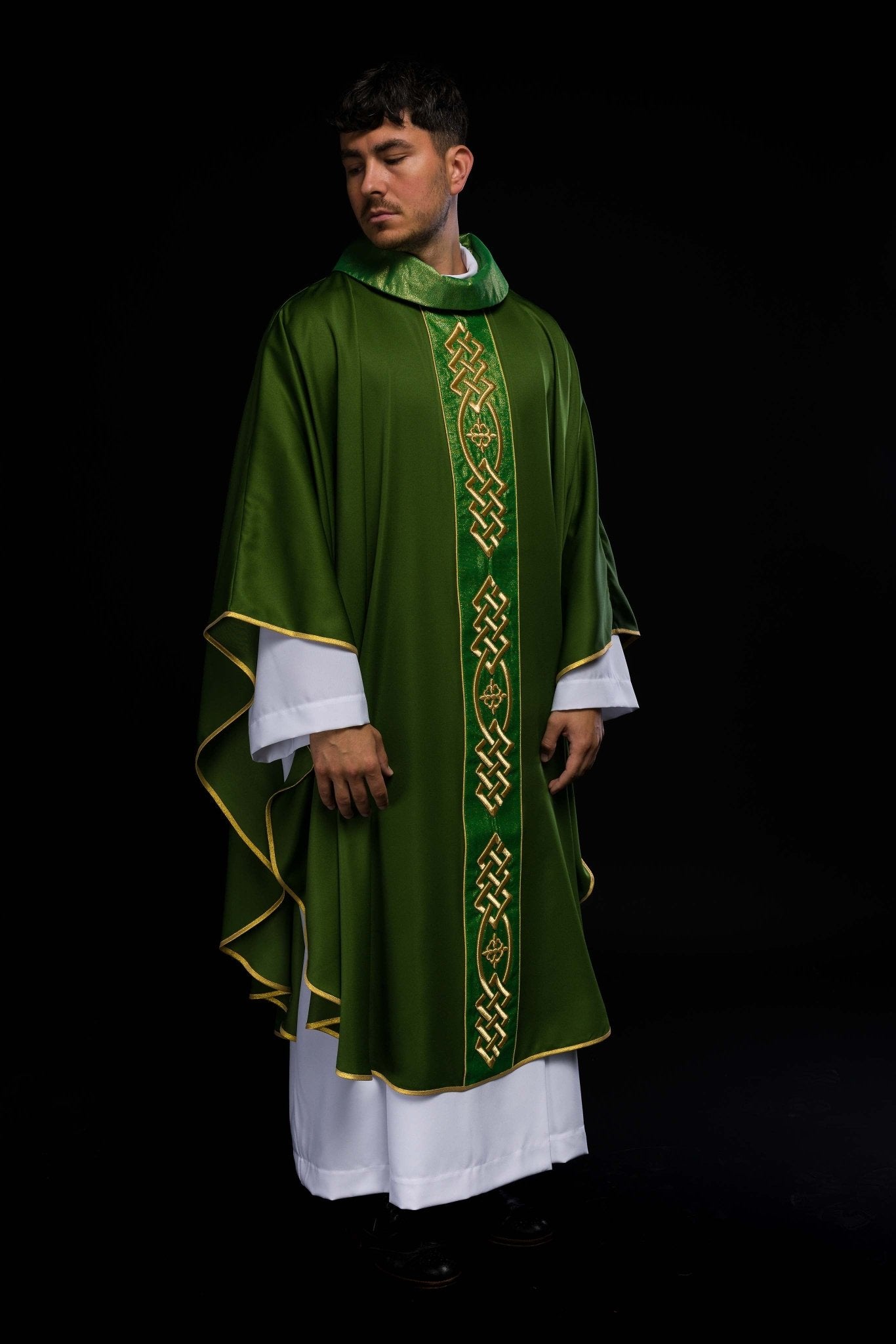 Casulla verde con galón ricamente bordado KOR/266/01/53 - CASULLAS.ES