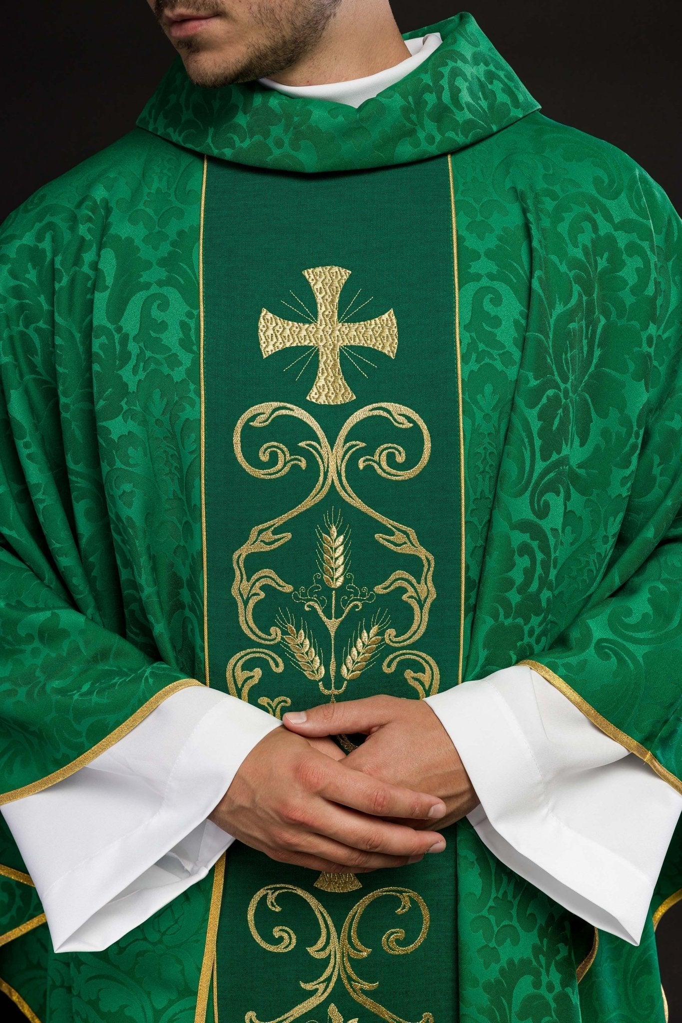 Casulla verde con galón ricamente bordado KOR/148/01/81 - CASULLAS.ES