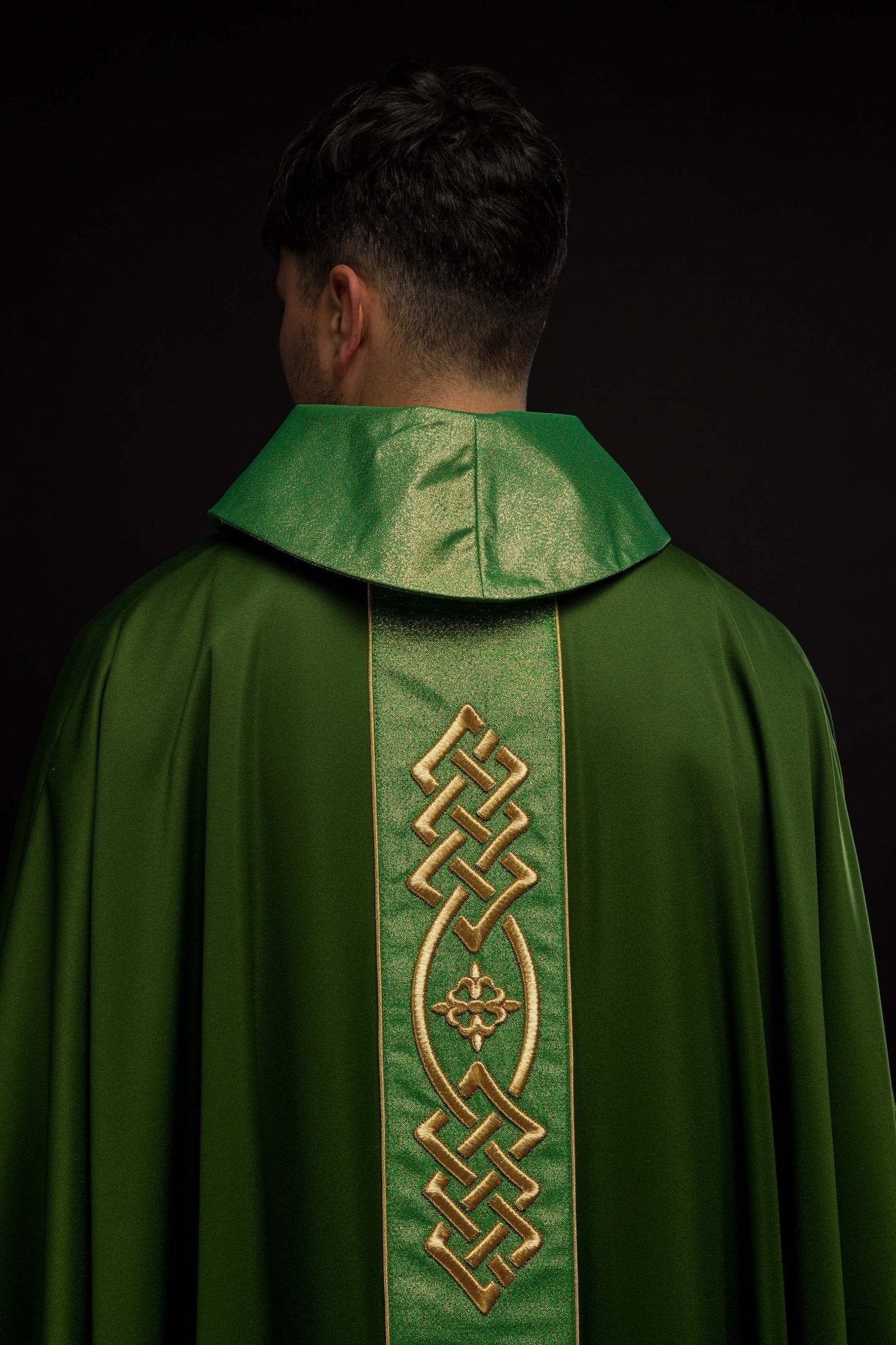 Casulla verde con galón ricamente bordado KOR/266/01/53 - CASULLAS.ES