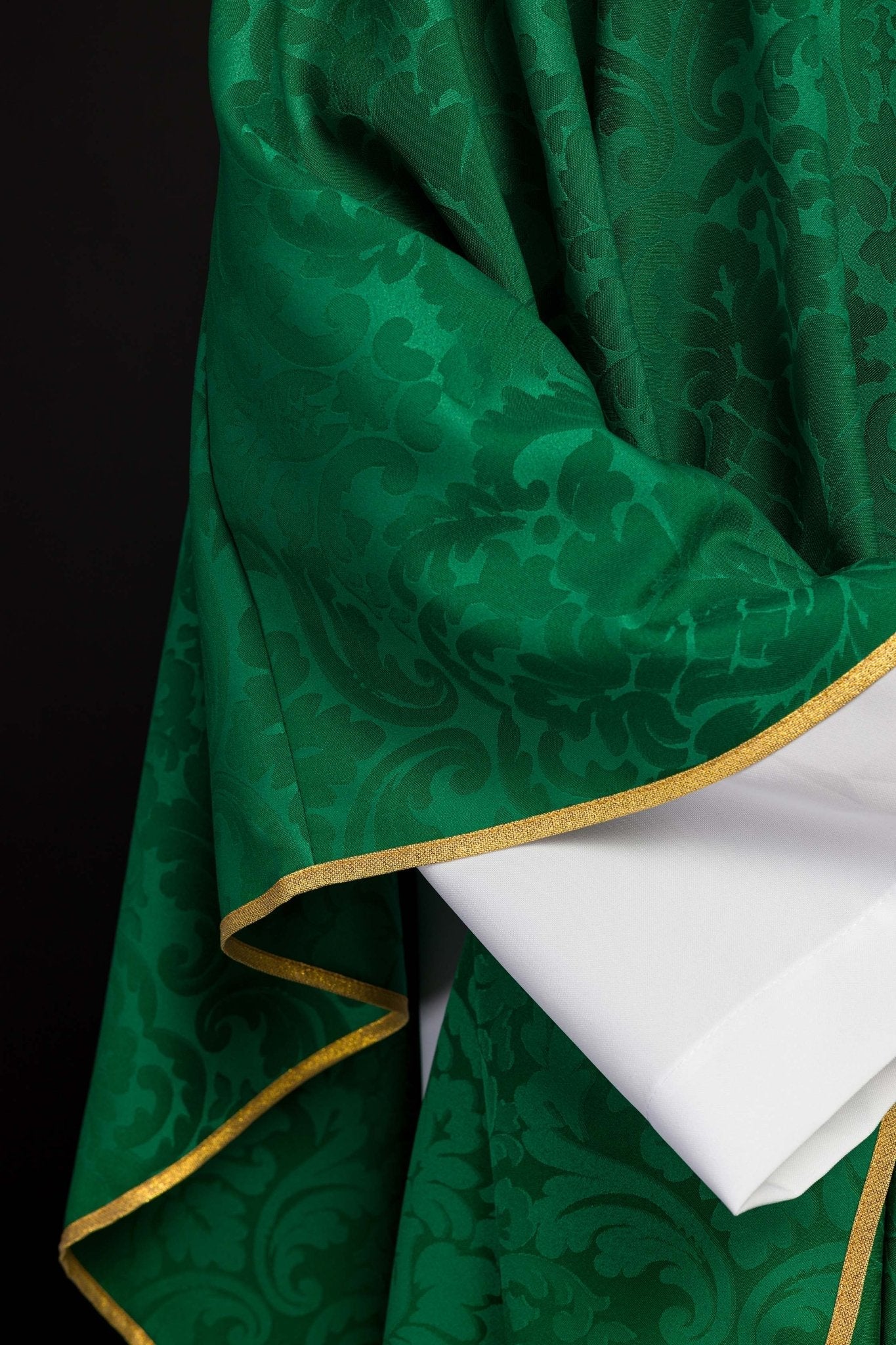 Casulla verde con galón ricamente bordado KOR/148/01/81 - CASULLAS.ES