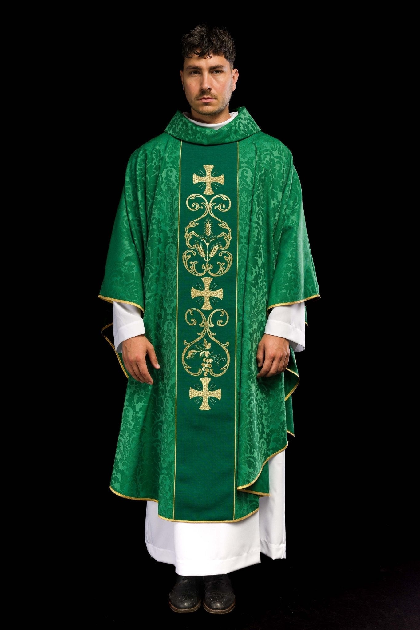 Casulla verde con galón ricamente bordado KOR/148/01/81 - CASULLAS.ES