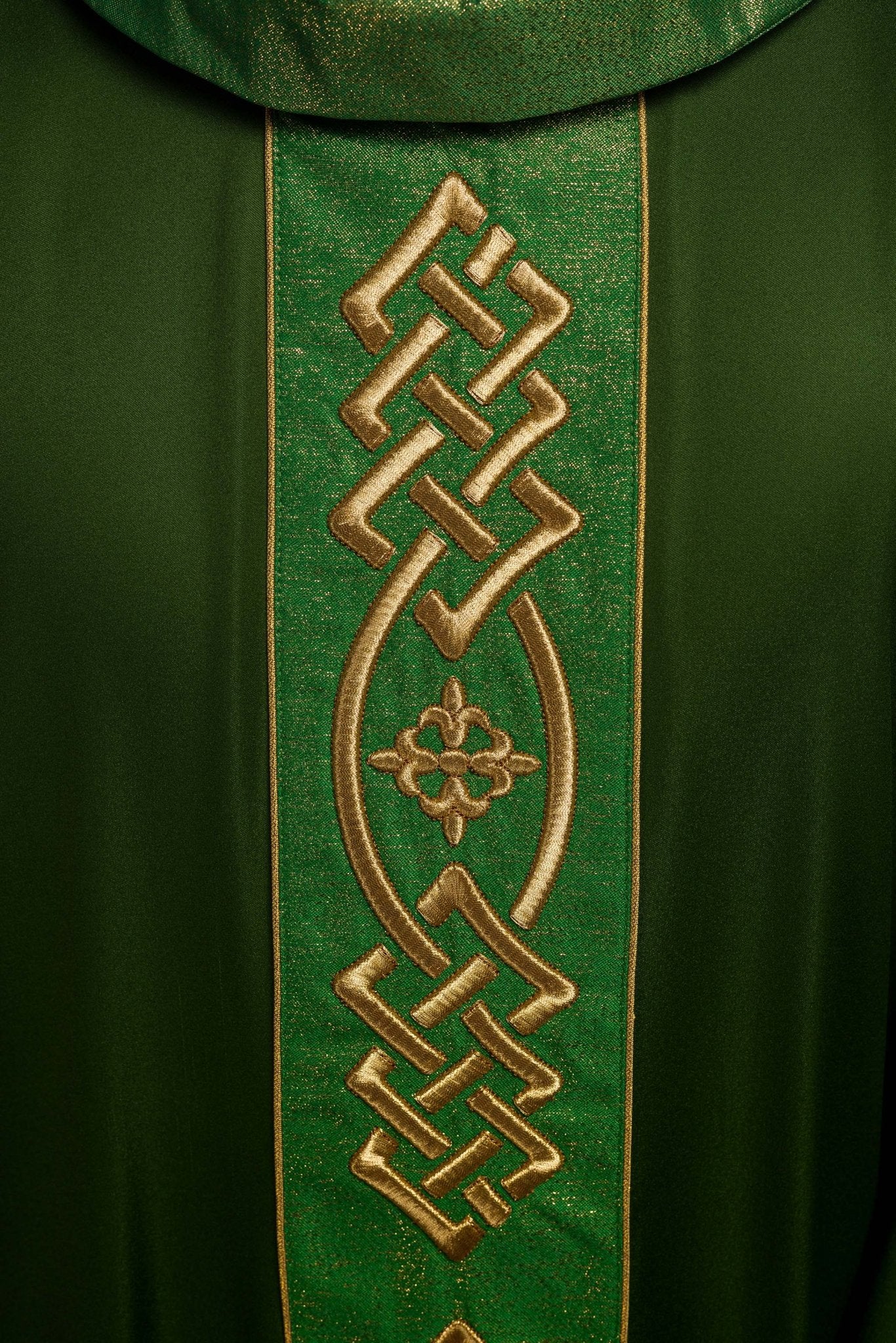 Casulla verde con galón ricamente bordado KOR/266/01/53 - CASULLAS.ES