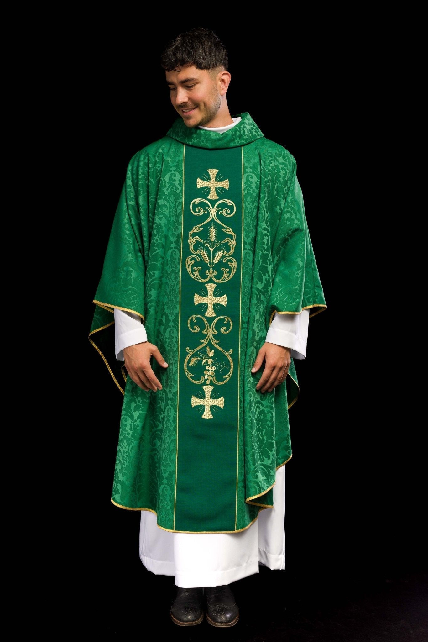 Casulla verde con galón ricamente bordado KOR/148/01/81 - CASULLAS.ES