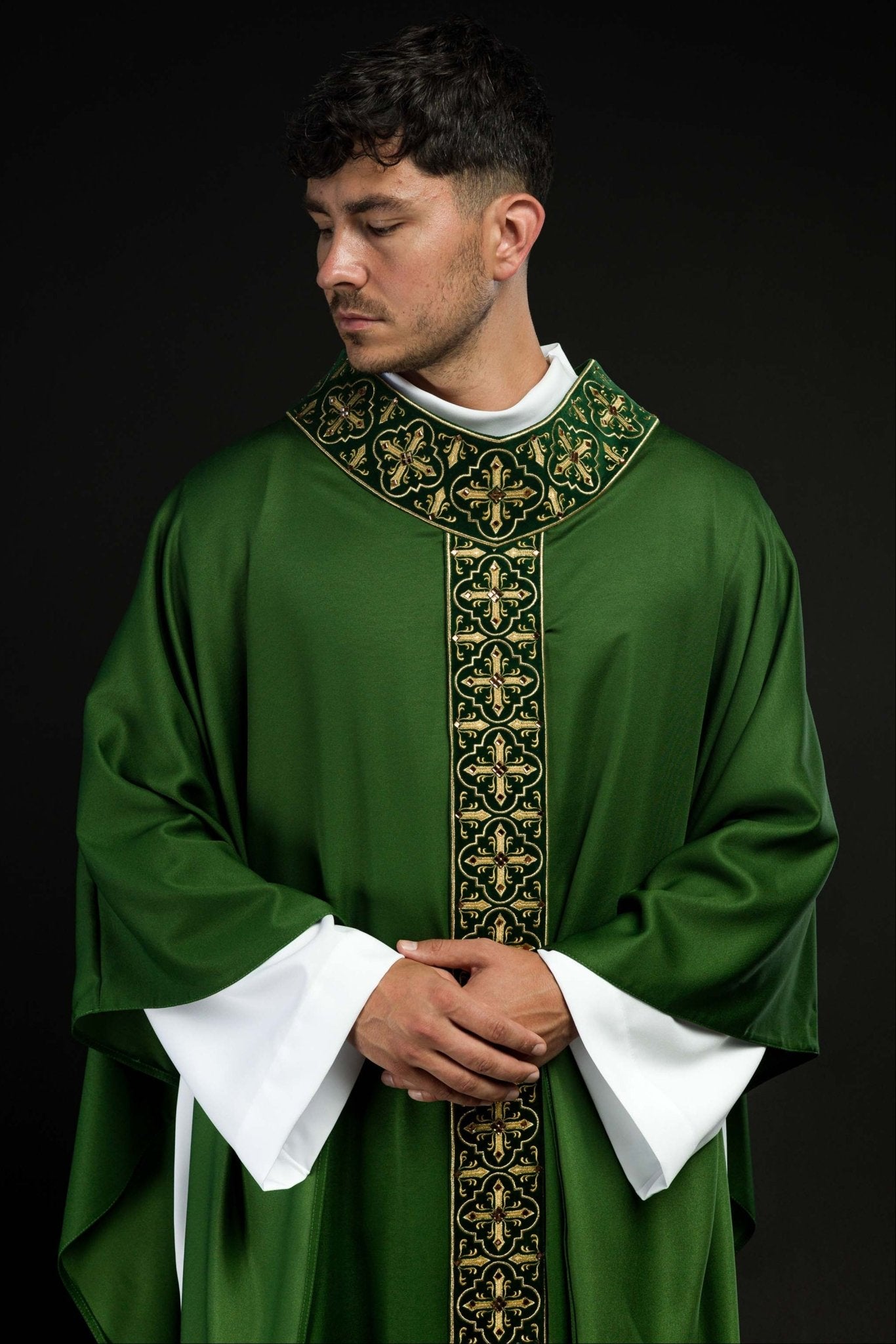 Casulla verde con galón ricamente bordado y decorado con 500 piedras LE/7104/01 - CASULLAS.ES