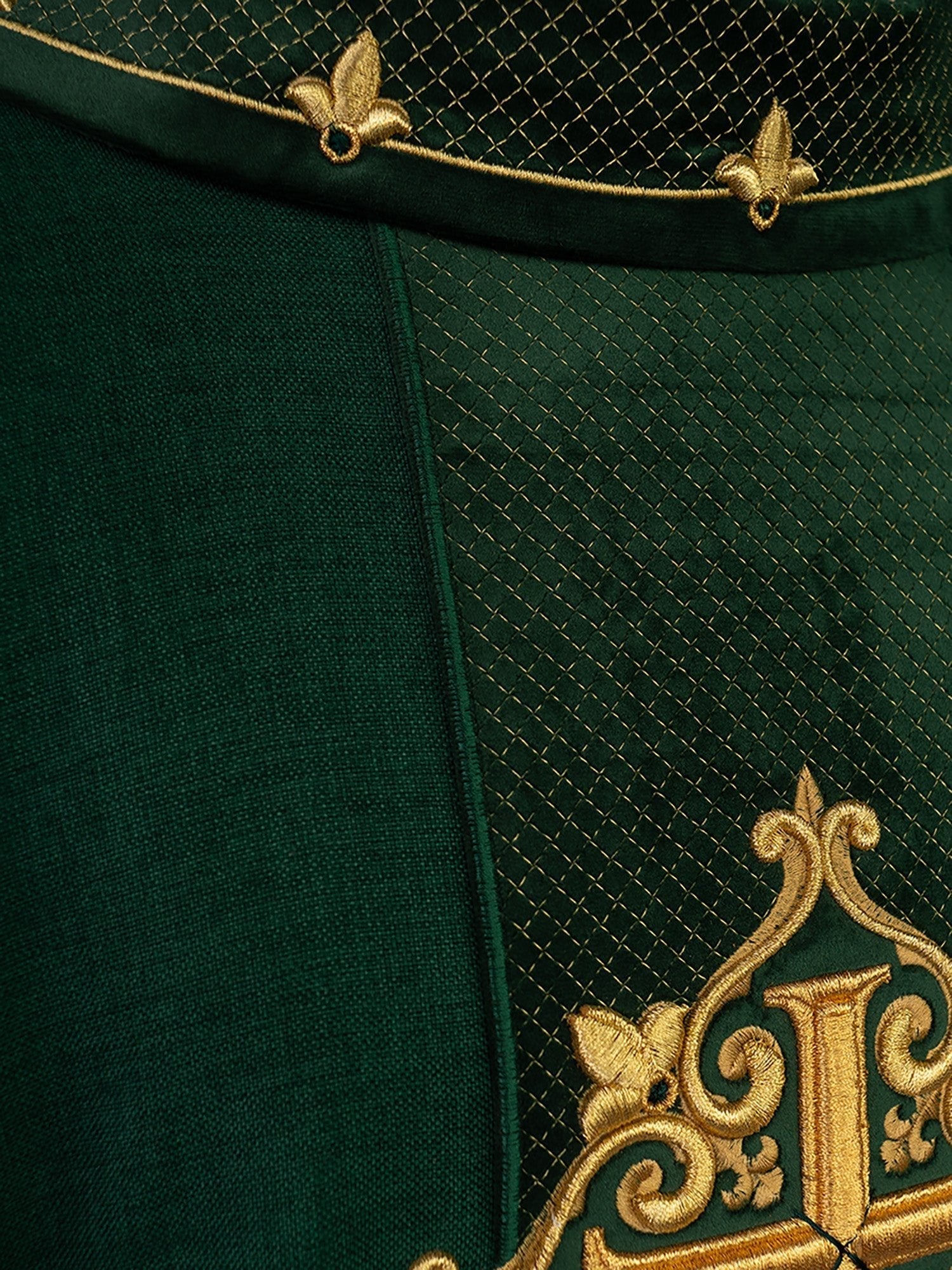 Casulla verde con galón terciopelo ricamente bordado Cruces LE/7030/01 - CASULLAS.ES