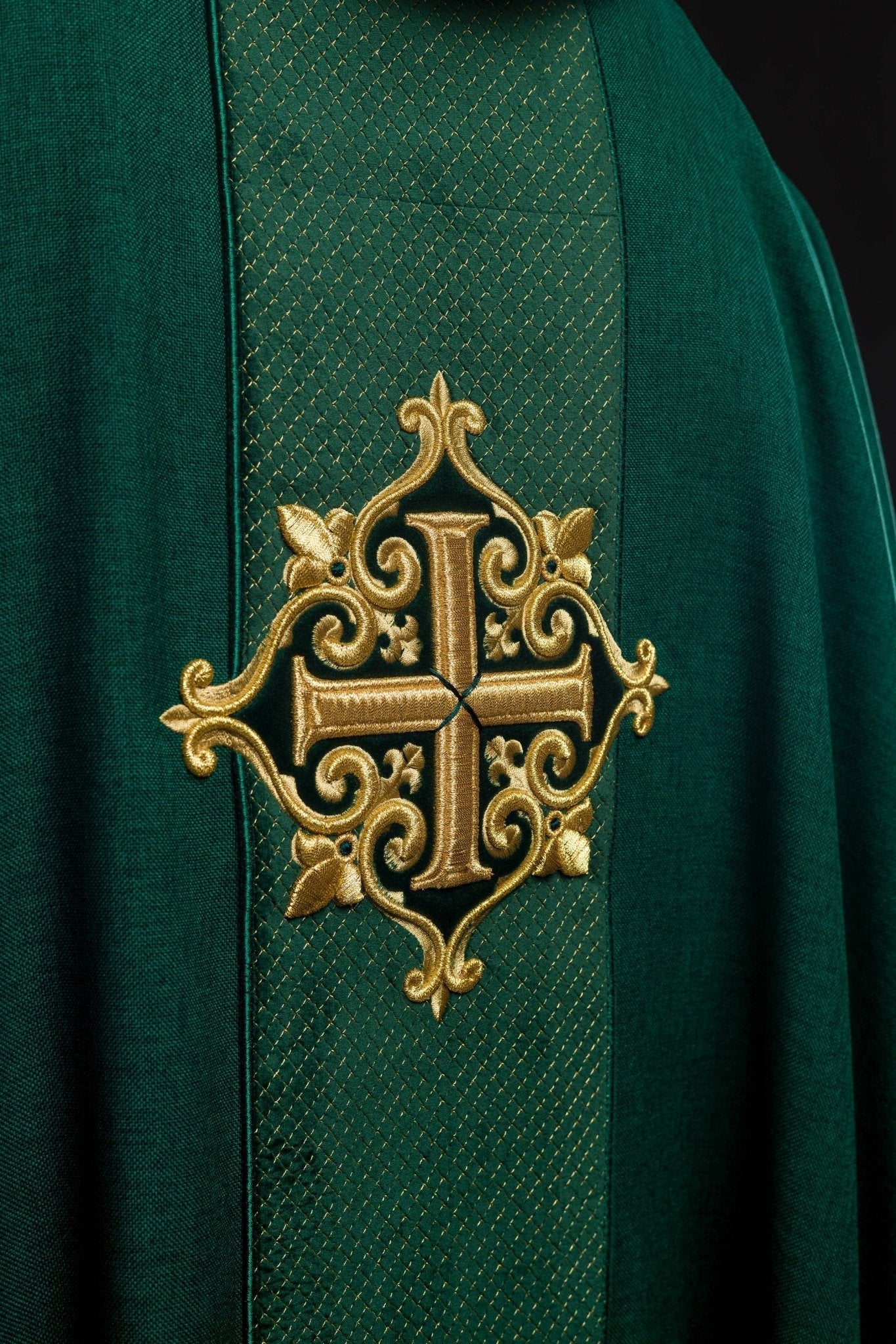 Casulla verde con galón terciopelo ricamente bordado Cruces LE/7030/01 - CASULLAS.ES