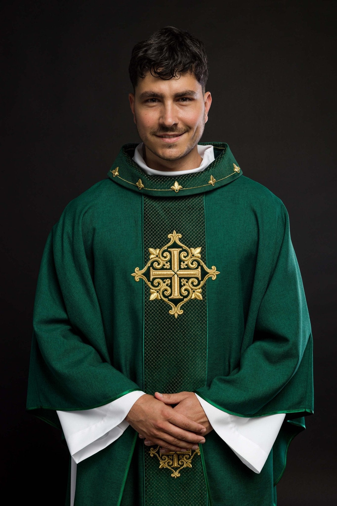 Casulla verde con galón terciopelo ricamente bordado Cruces LE/7030/01 - CASULLAS.ES