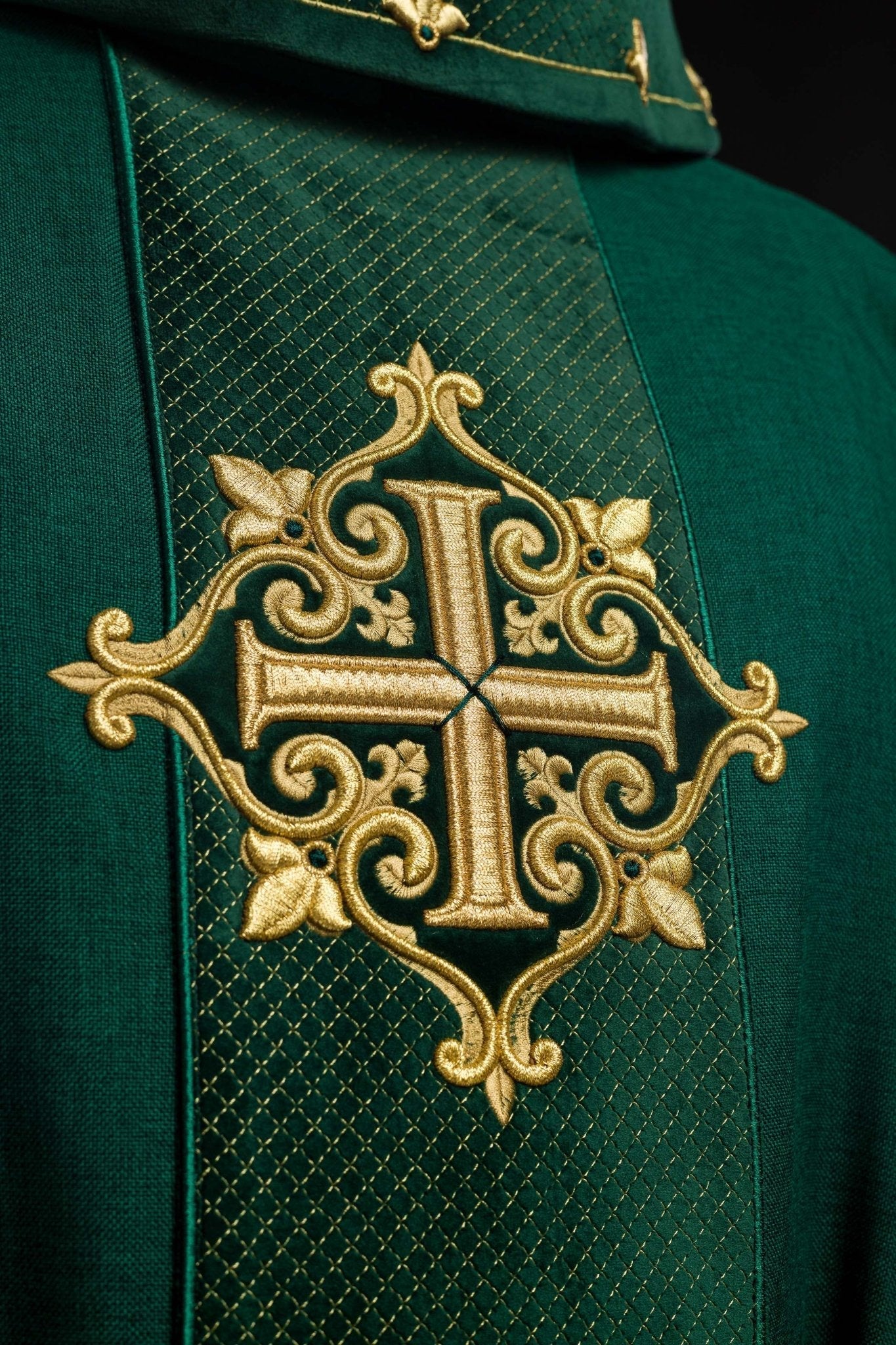 Casulla verde con galón terciopelo ricamente bordado Cruces LE/7030/01 - CASULLAS.ES