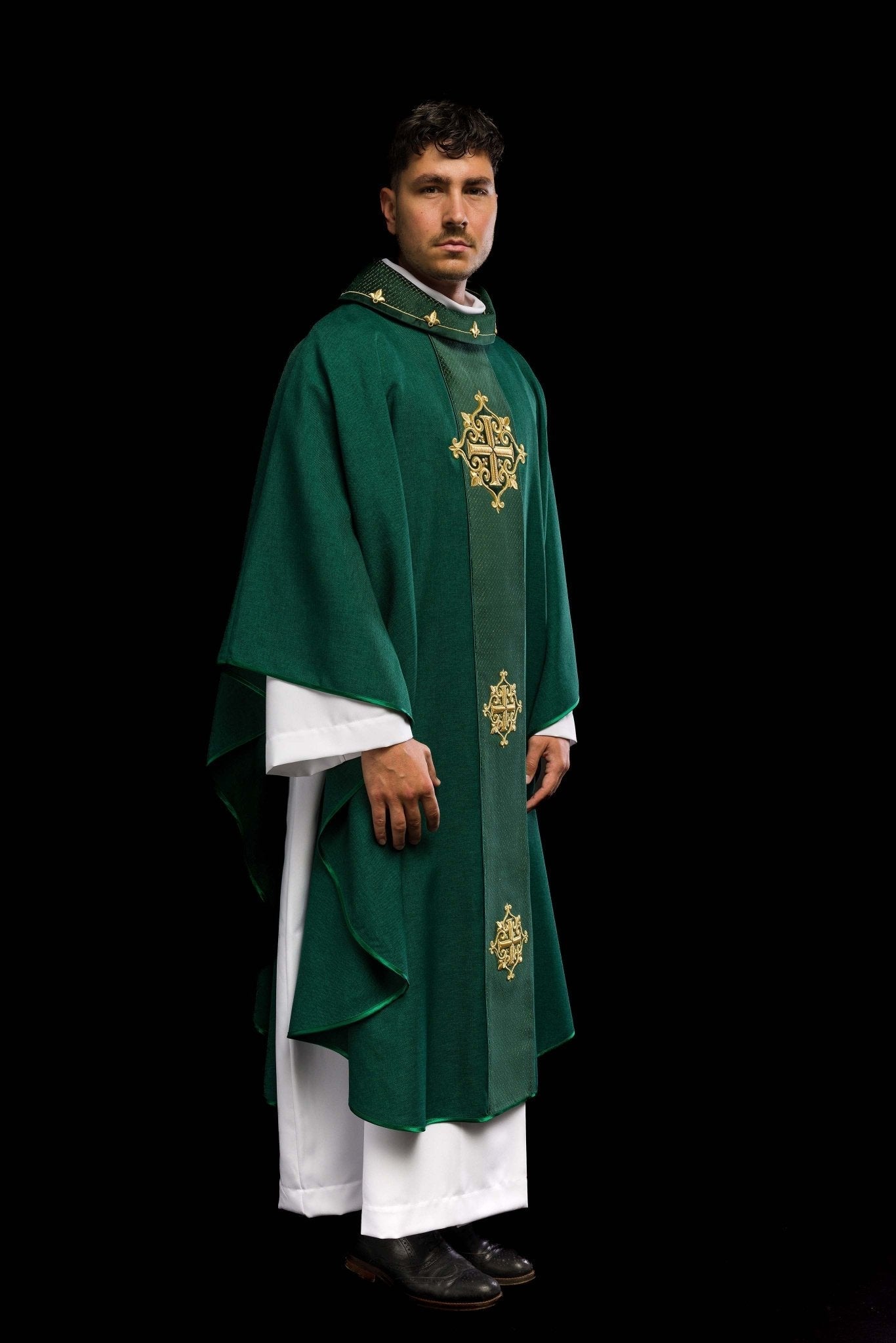 Casulla verde con galón terciopelo ricamente bordado Cruces LE/7030/01 - CASULLAS.ES
