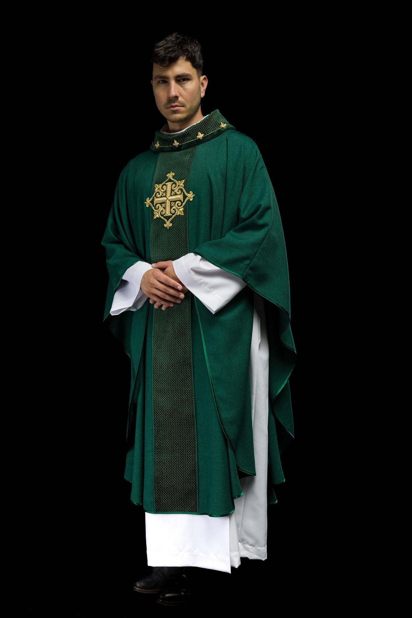 Casulla verde con galón terciopelo ricamente bordado Cruz LE/7029/01 - CASULLAS.ES