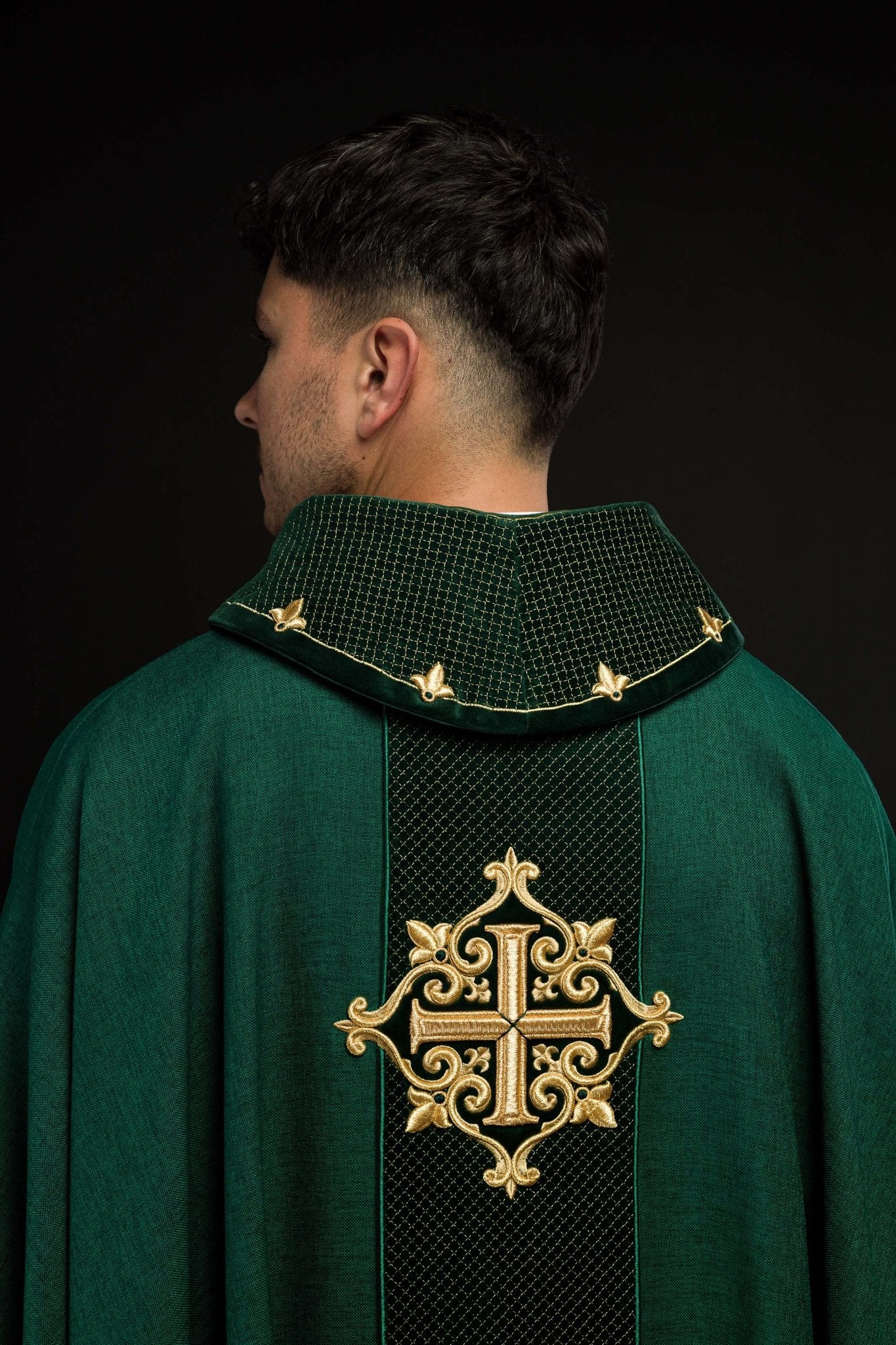 Casulla verde con galón terciopelo ricamente bordado Cruz LE/7029/01 - CASULLAS.ES