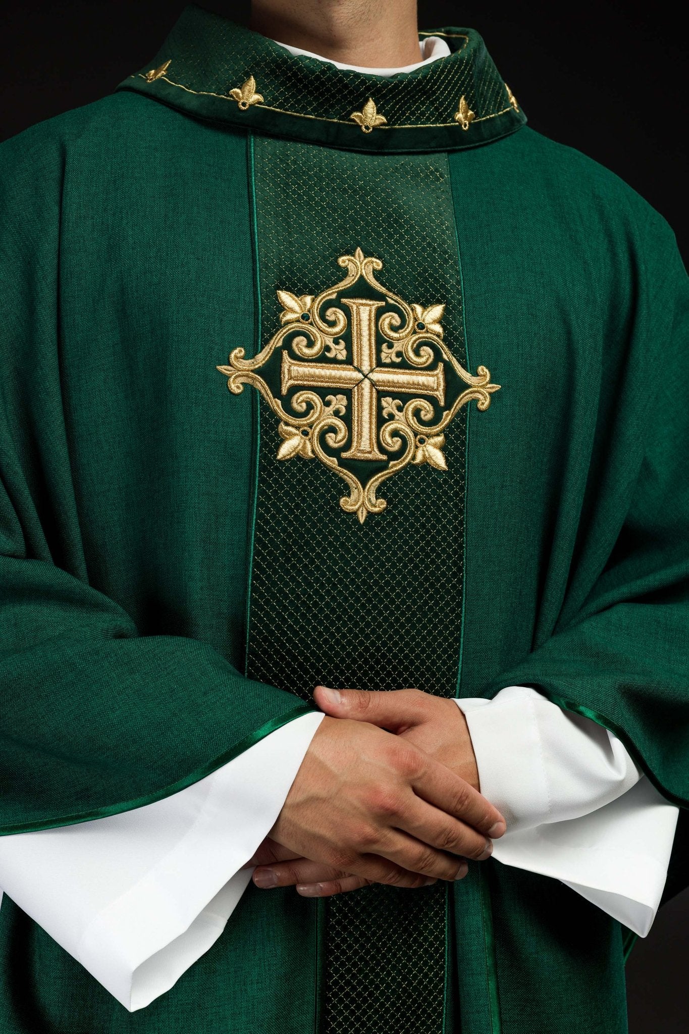 Casulla verde con galón terciopelo ricamente bordado Cruz LE/7029/01 - CASULLAS.ES