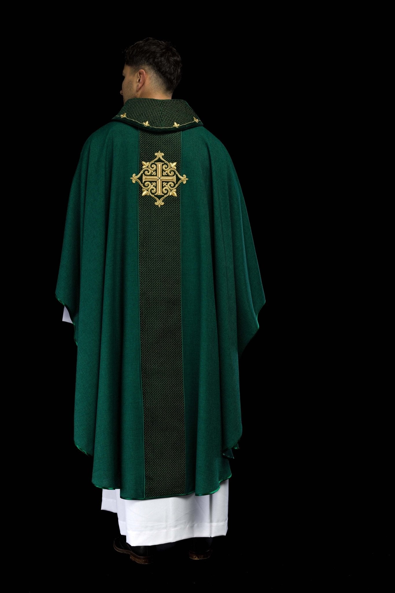 Casulla verde con galón terciopelo ricamente bordado Cruz LE/7029/01 - CASULLAS.ES