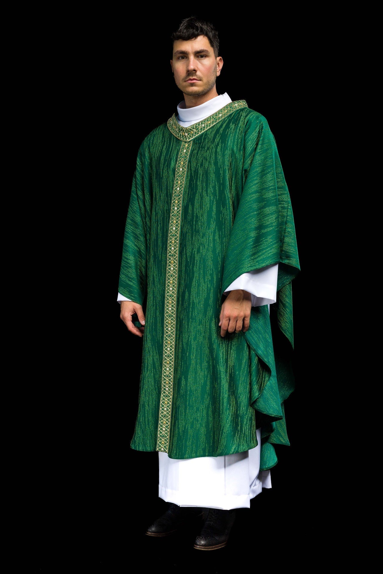 Casulla verde con galón y cuello bordados LE/7033/01 - CASULLAS.ES