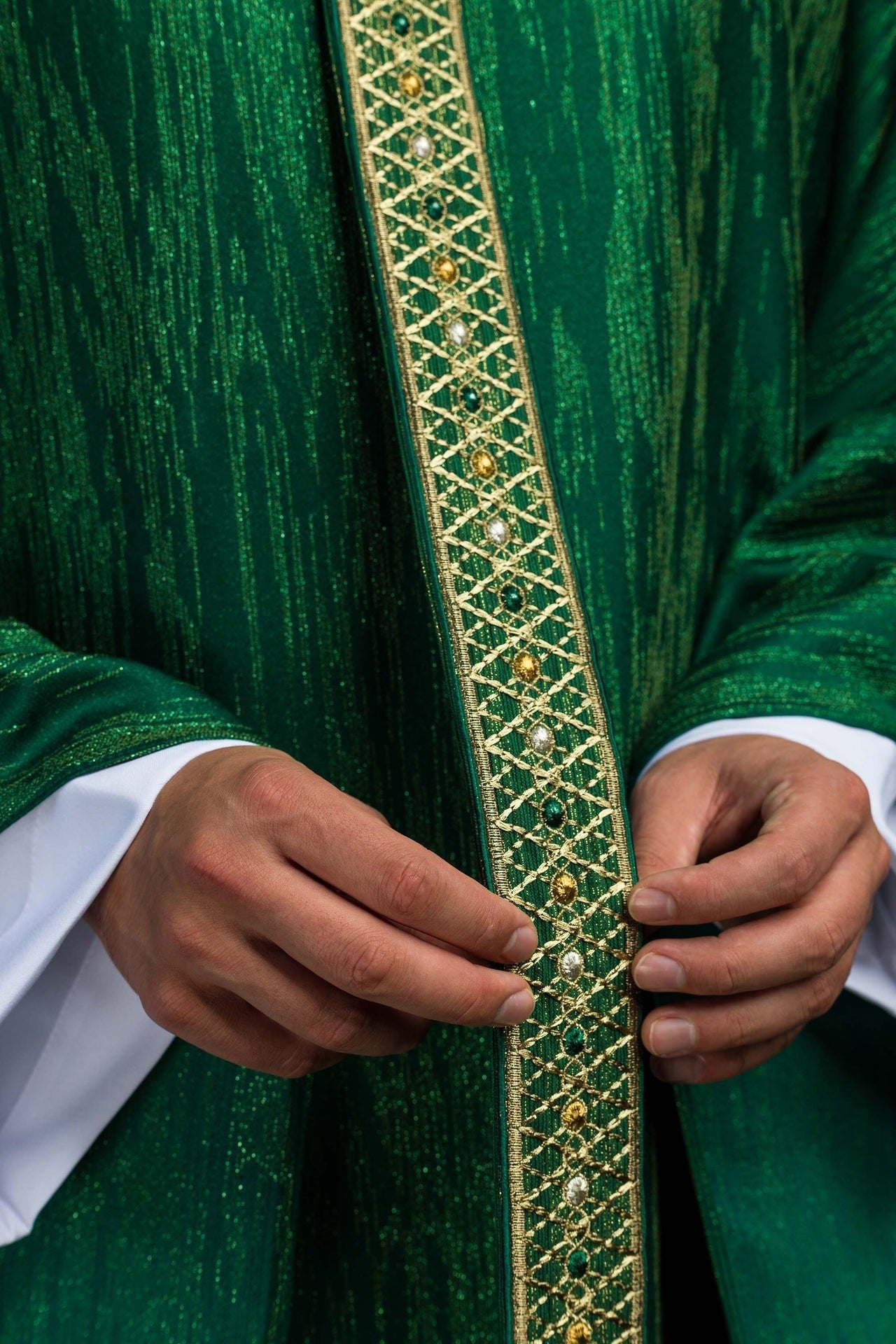 Casulla verde con galón y cuello bordados LE/7033/01 - CASULLAS.ES