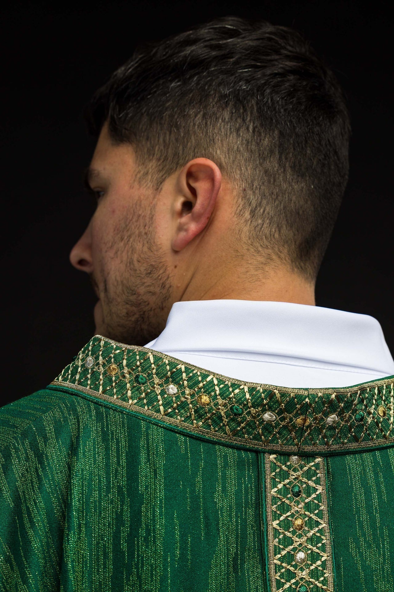 Casulla verde con galón y cuello bordados LE/7033/01 - CASULLAS.ES
