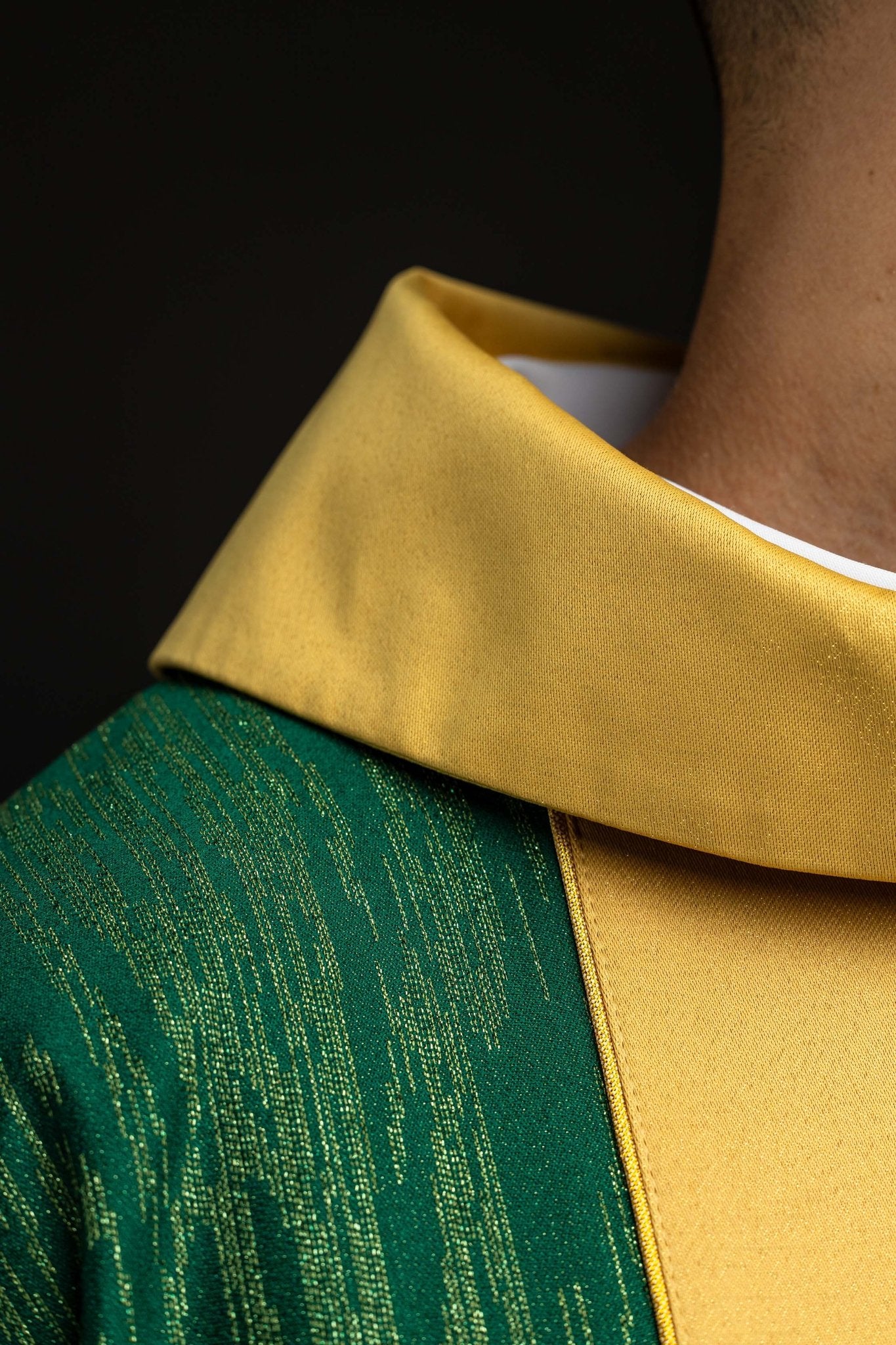 Casulla verde con motivo bordado de cruz y franja sobre tejido ornamental LE/7034/01 - CASULLAS.ES